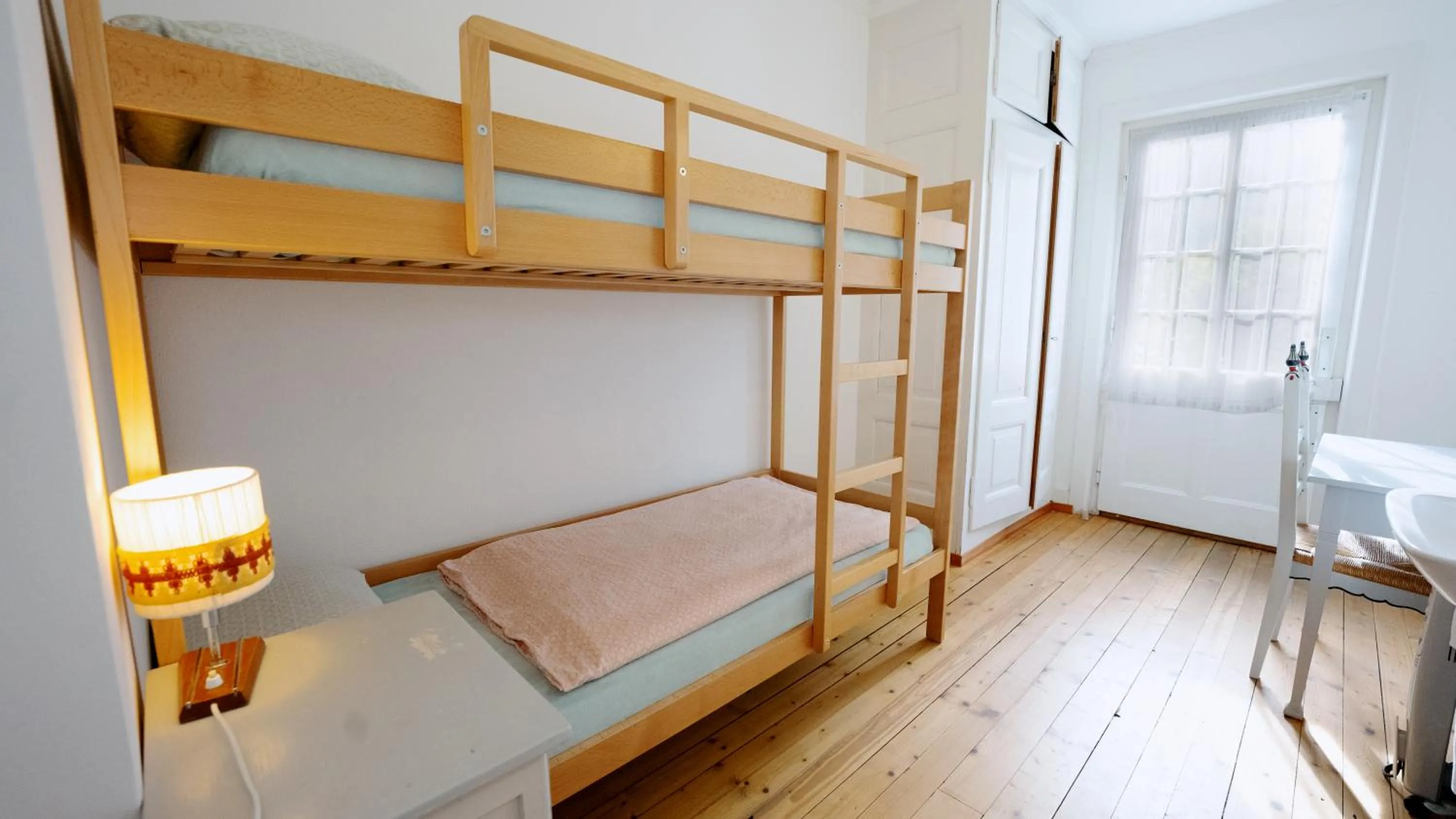 Photo of the whole room, Bed in Leissigen Youth Hostel