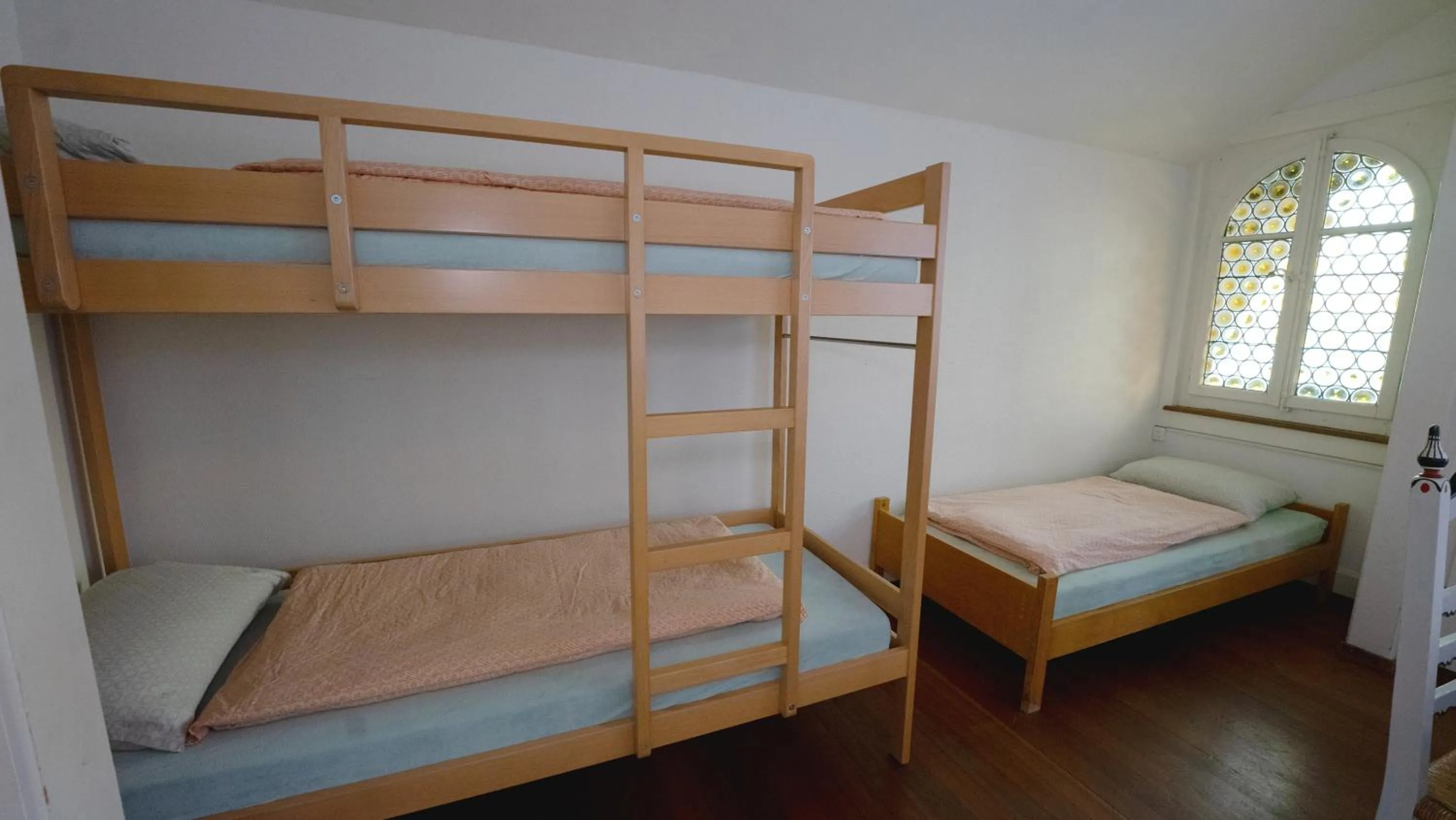 Photo of the whole room, Bed in Leissigen Youth Hostel