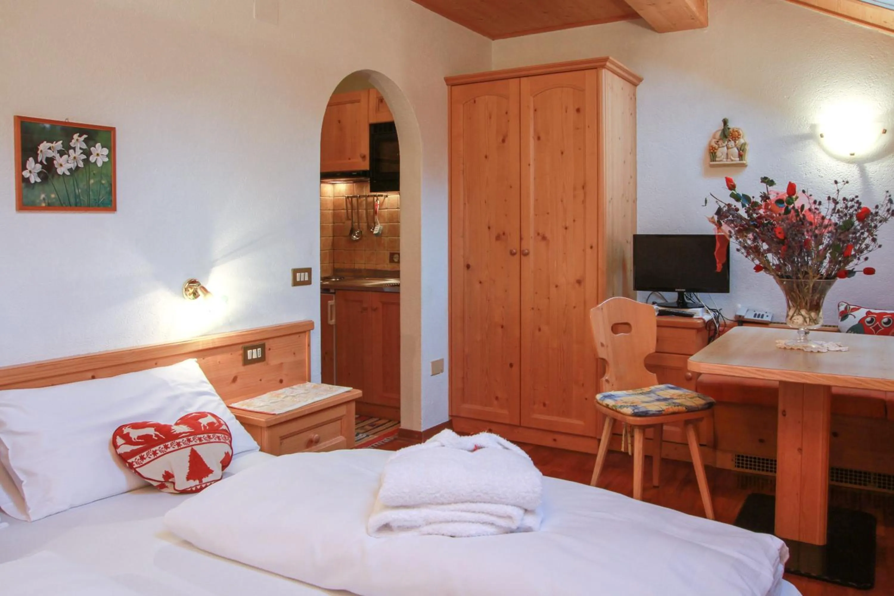 Photo of the whole room, Bed in Residence Salvan