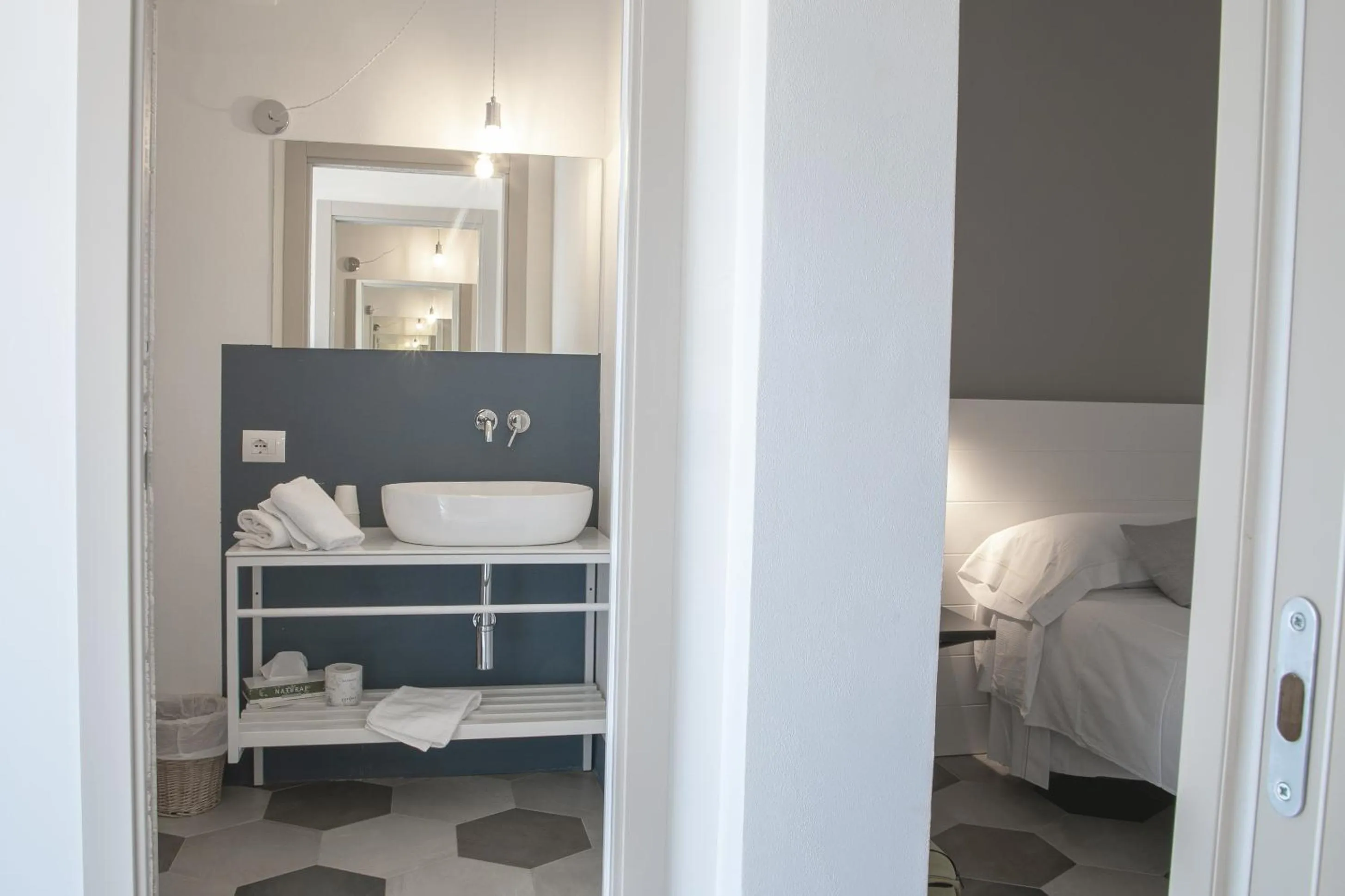 Bathroom, Bed in Hotel Villa Ambra