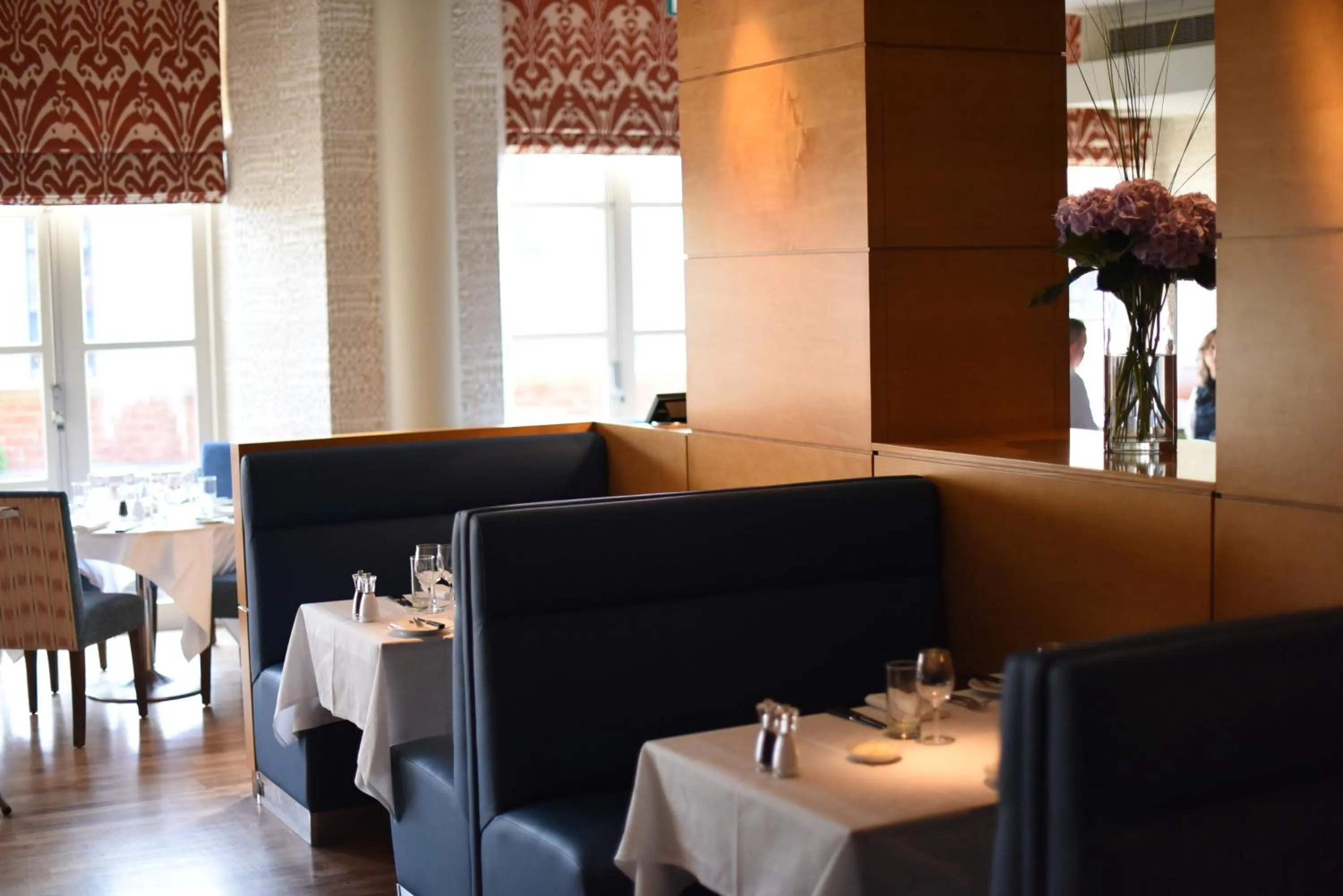 Restaurant/places to eat in Hart's Hotel