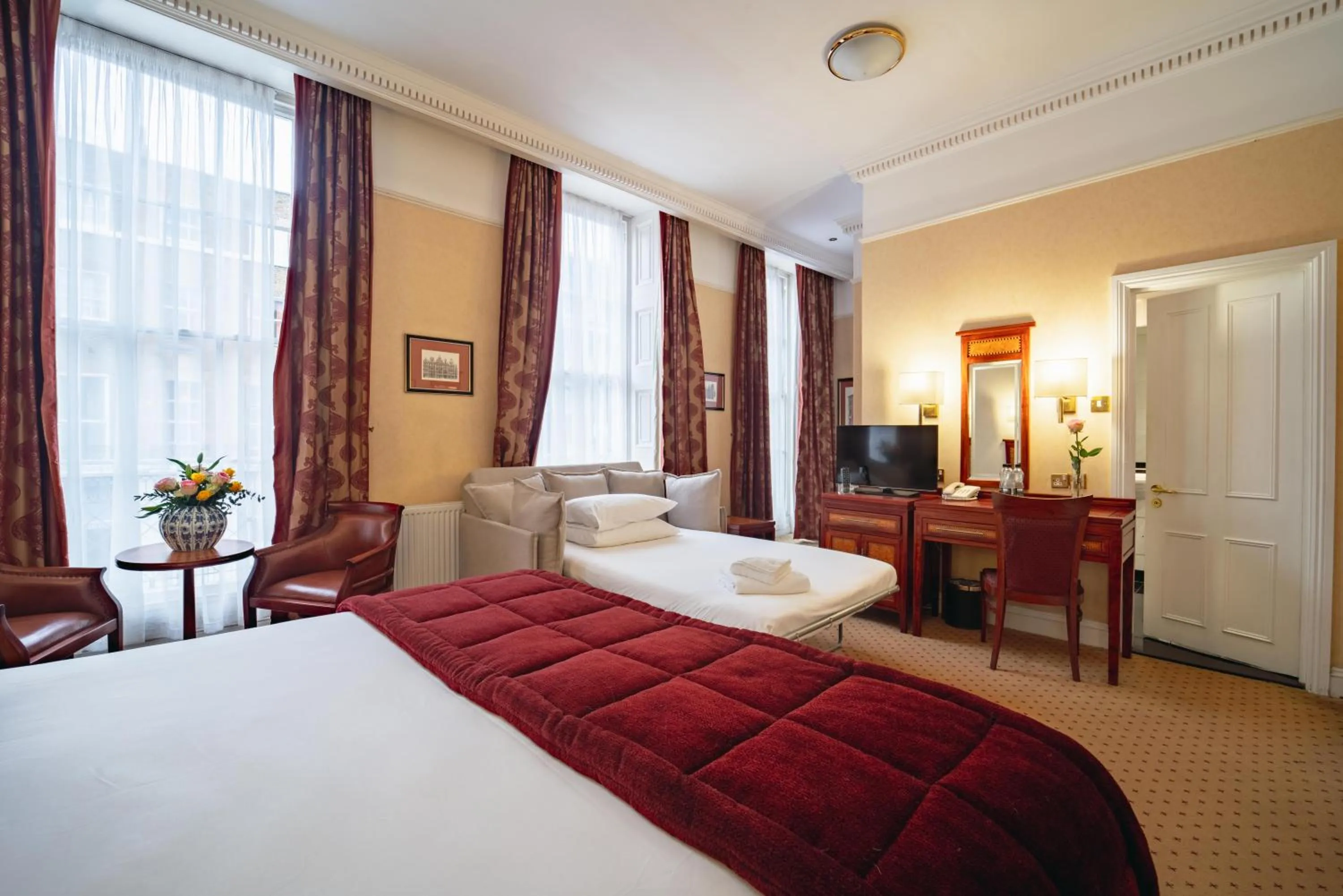 Photo of the whole room, Bed in Grange Clarendon Hotel