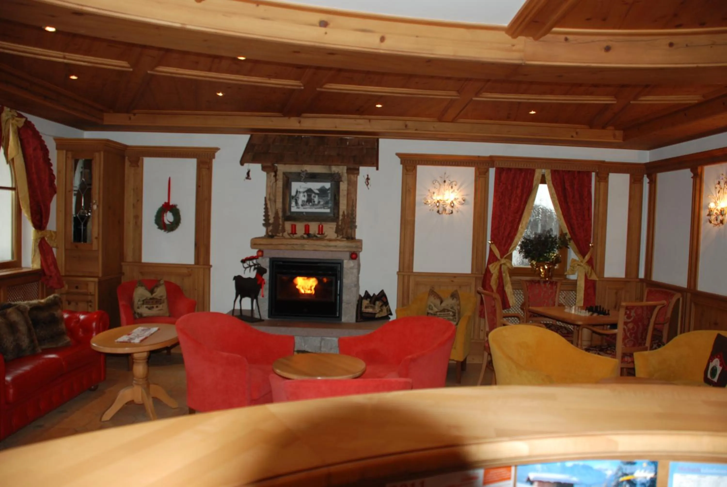 Communal lounge/ TV room in Hotel Flora