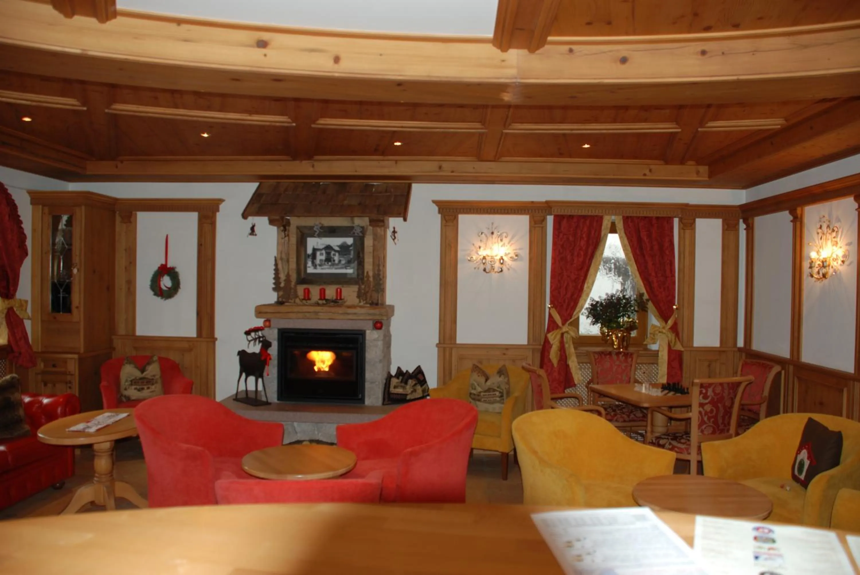 Communal lounge/ TV room in Hotel Flora