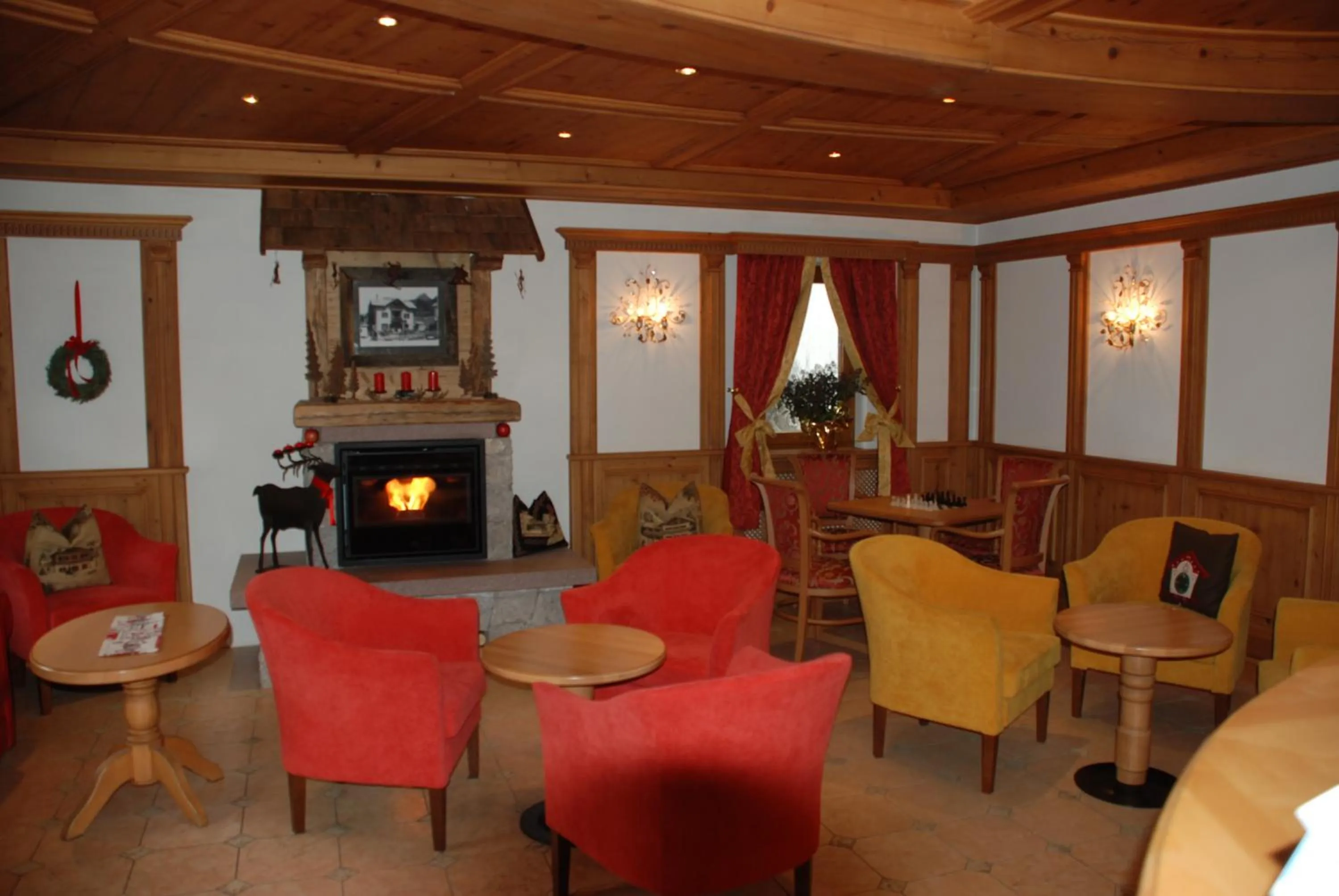 Communal lounge/ TV room in Hotel Flora