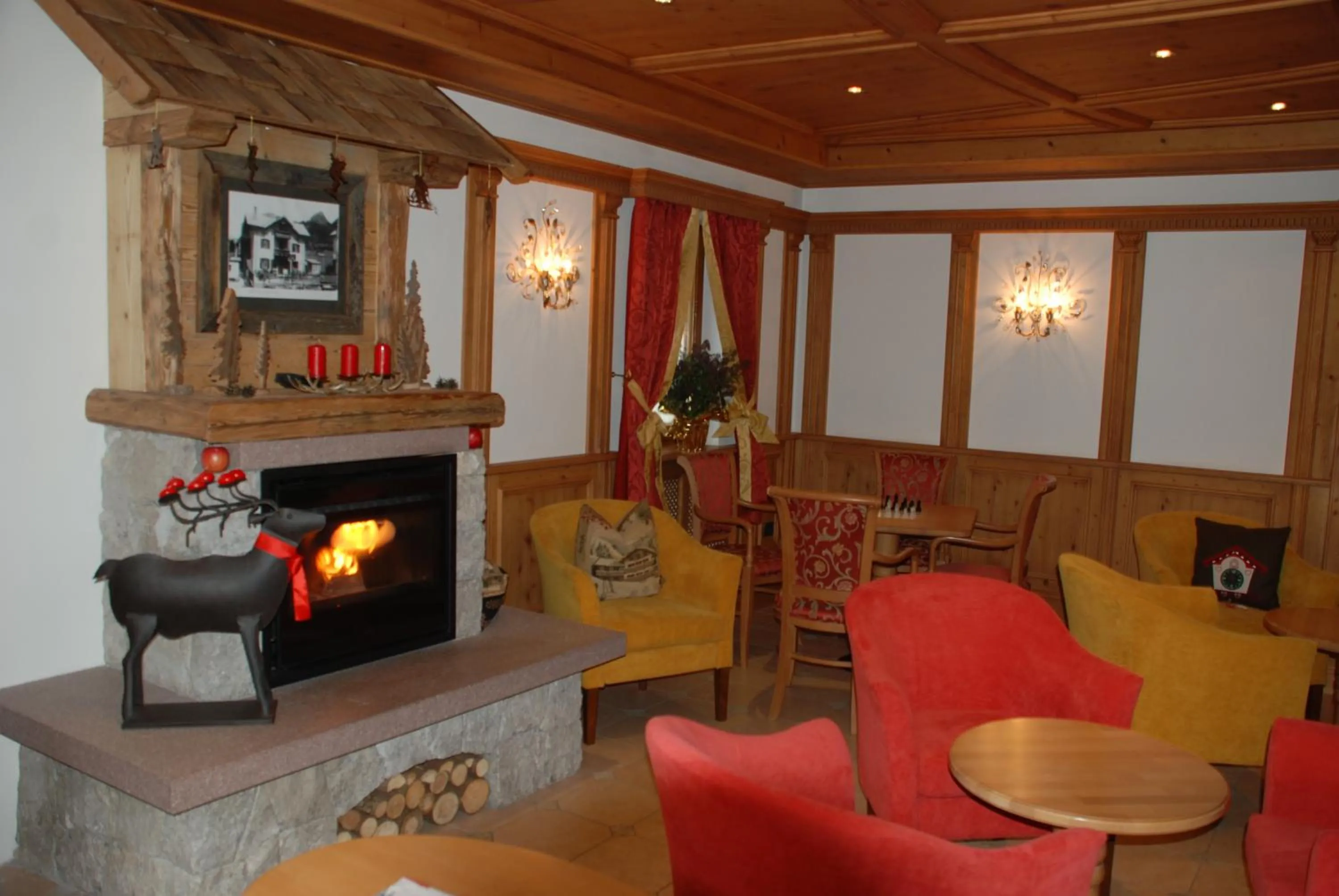 Communal lounge/ TV room in Hotel Flora