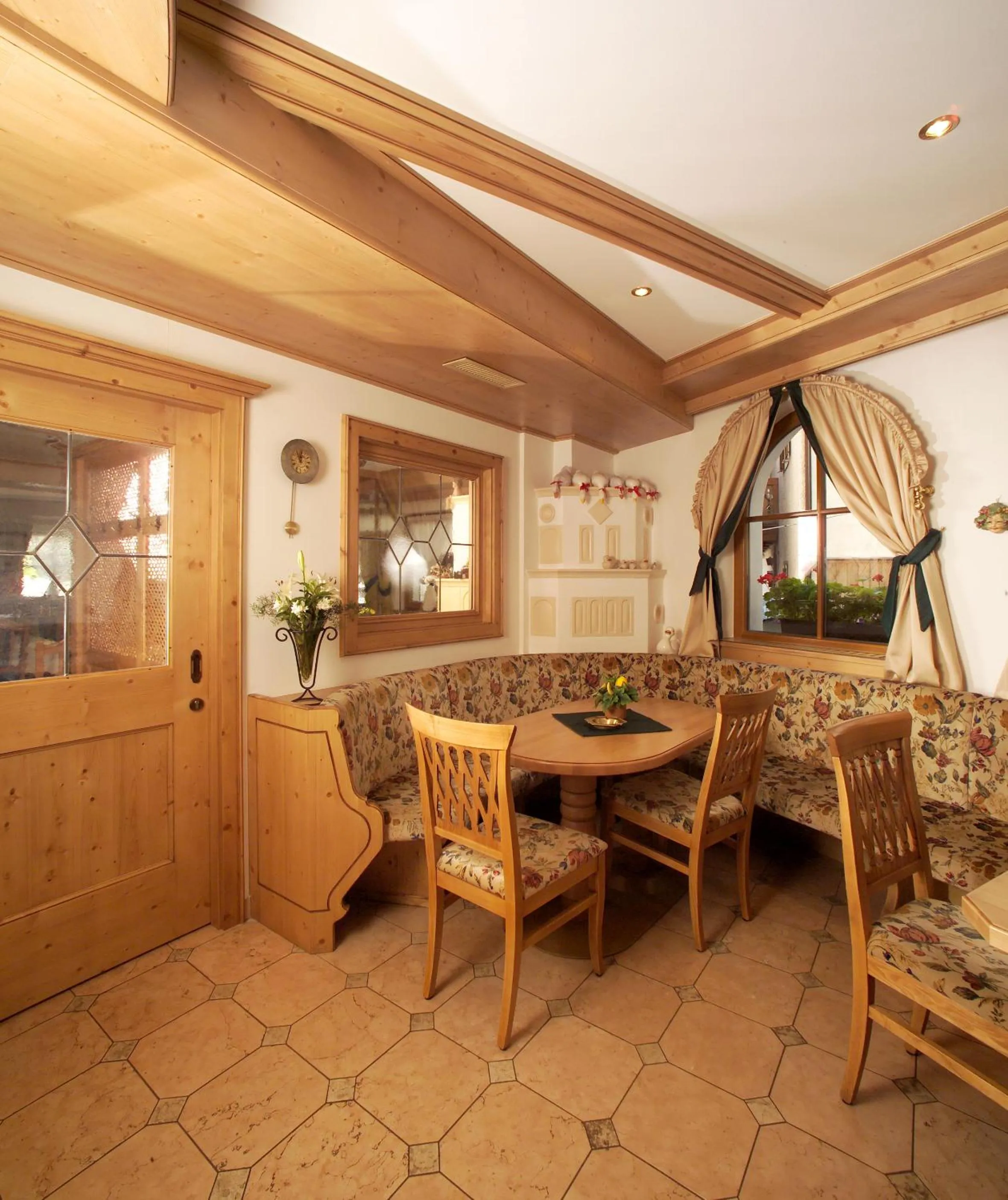 Restaurant/places to eat in Hotel Flora