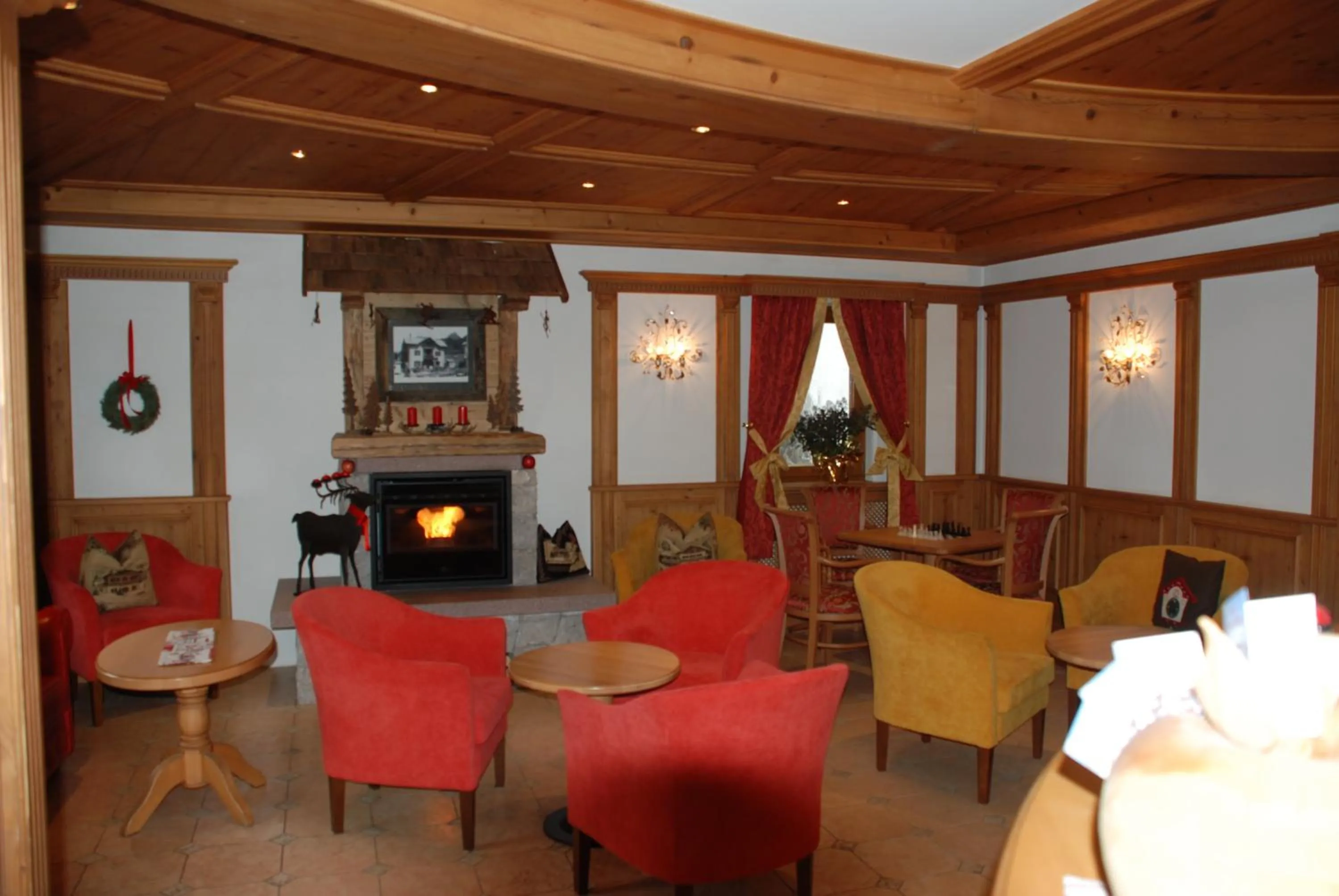 Communal lounge/ TV room in Hotel Flora