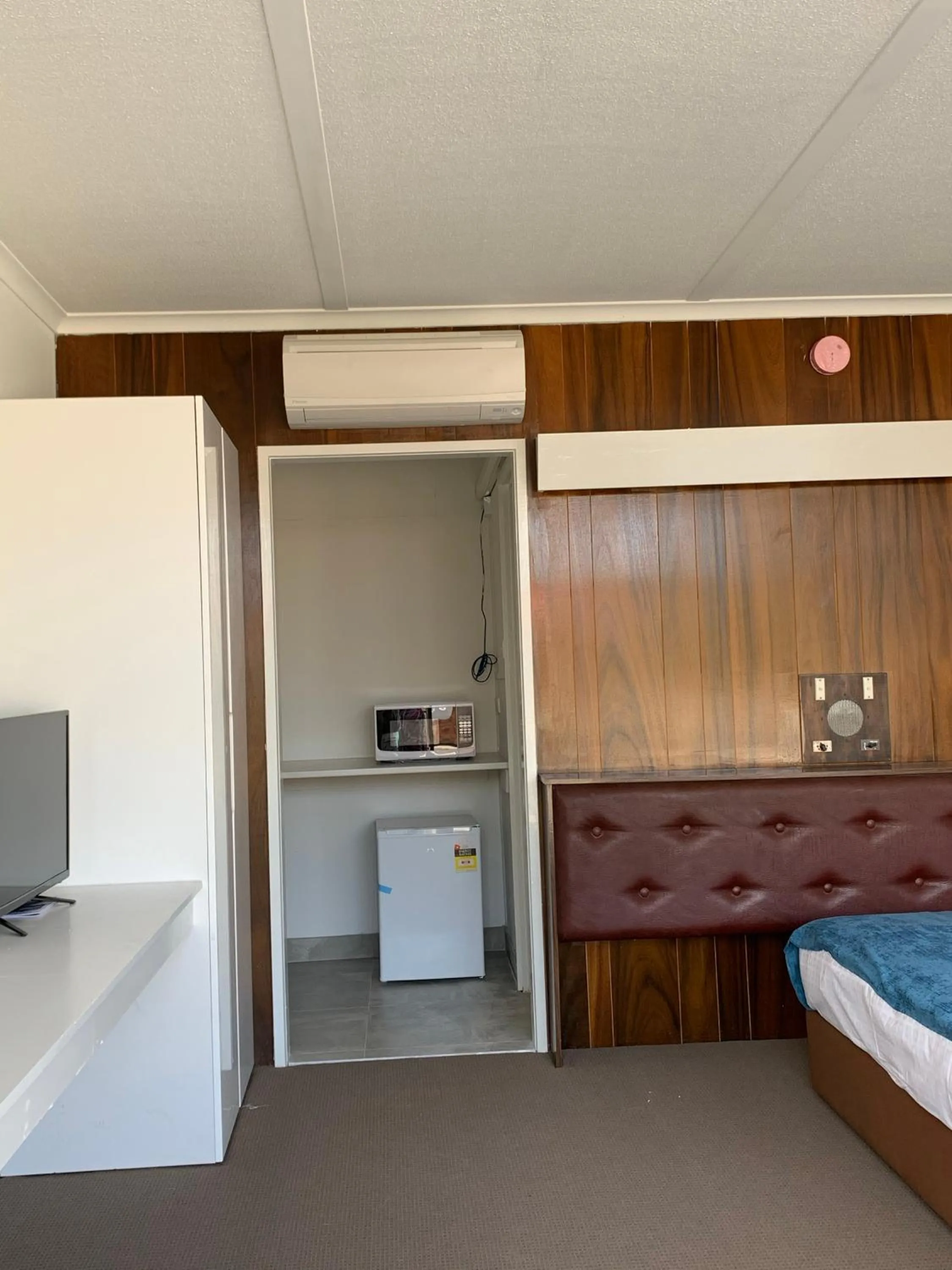 Restaurant/places to eat, Bed in The Wurruk Motel