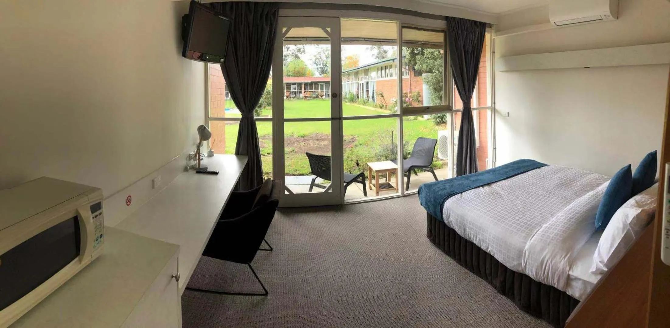 View (from property/room), Bed in The Wurruk Motel