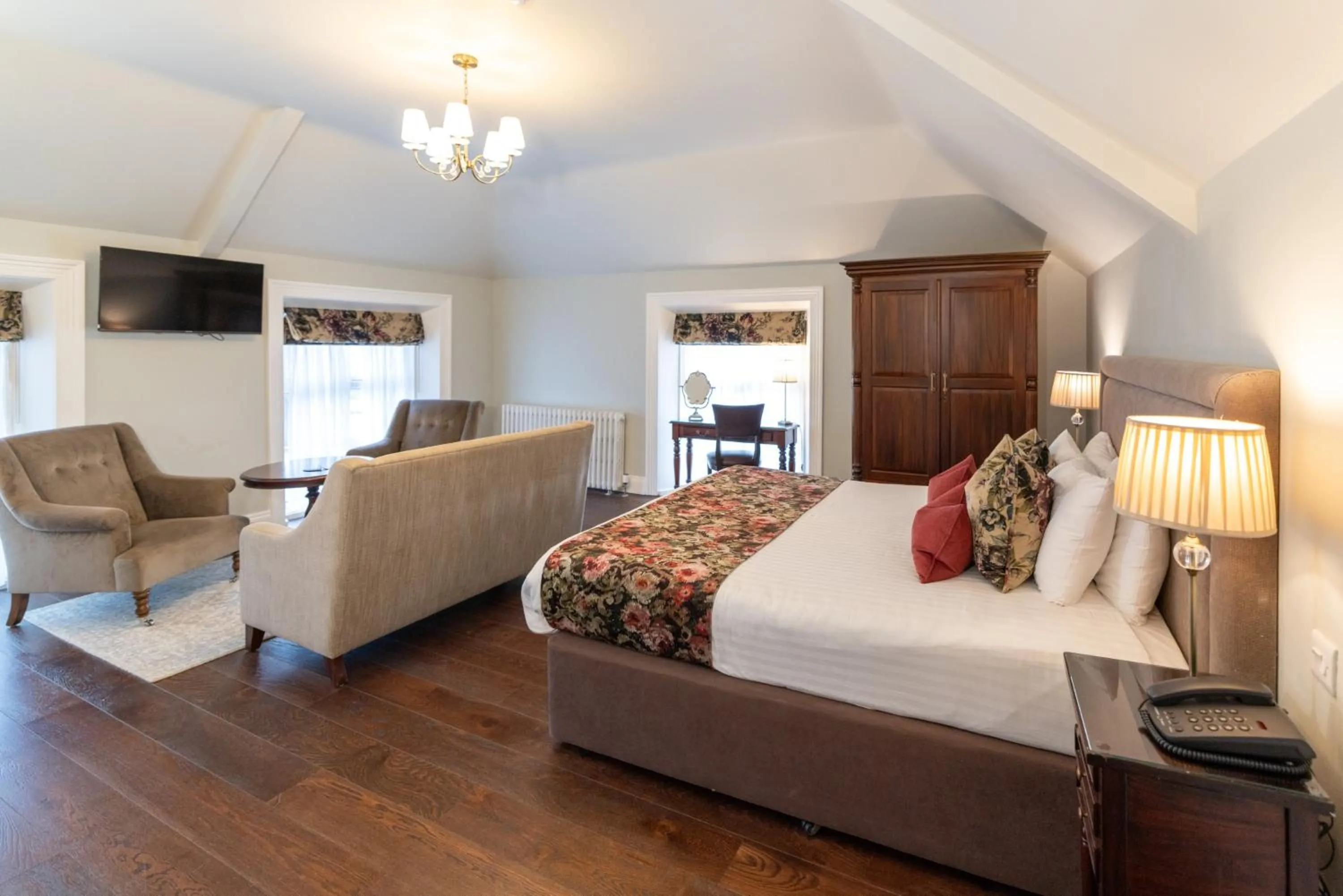 Seating area, Bed in Millbrook Lodge