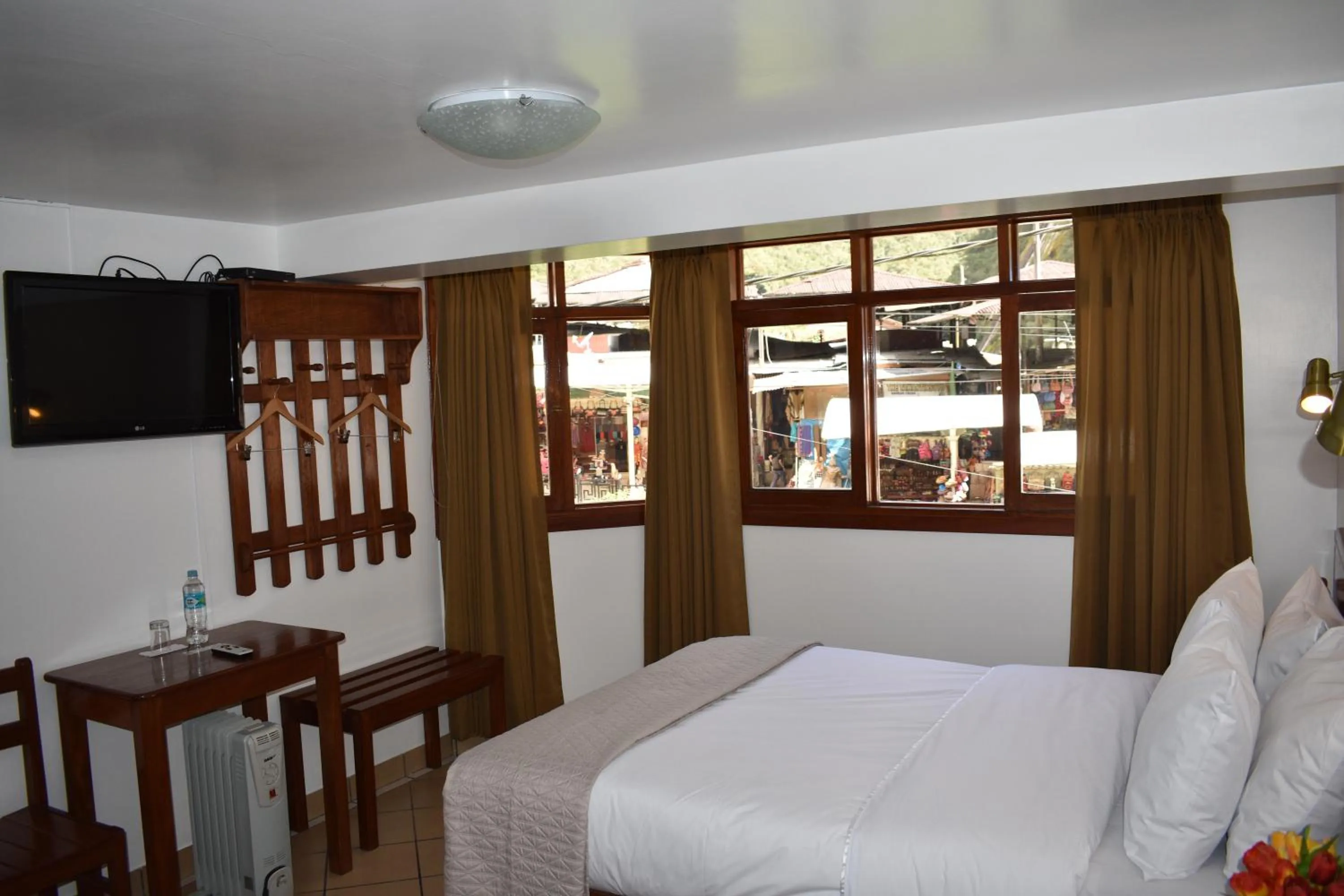 Communal lounge/ TV room, Bed in Casa De Luz Hotel
