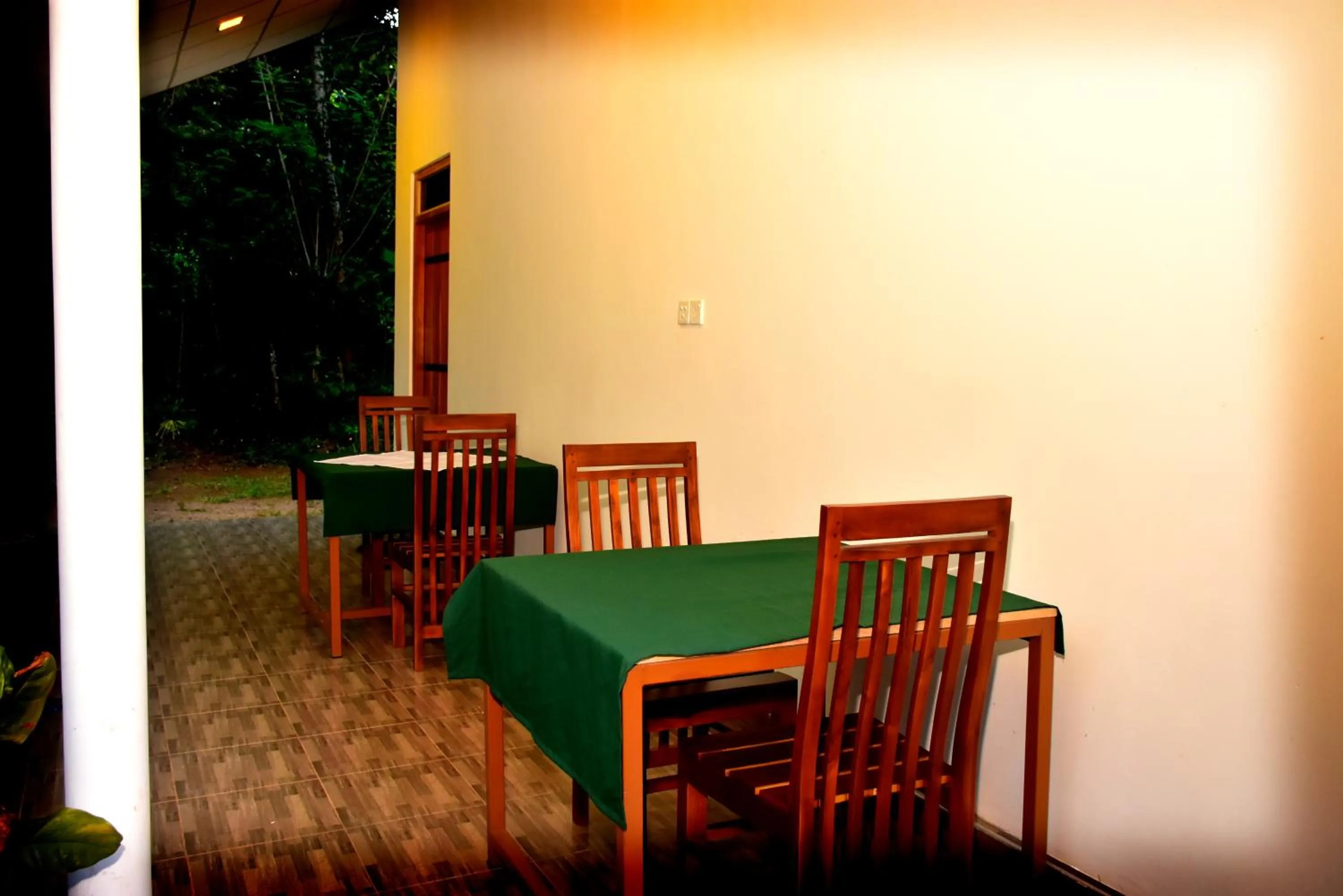 Restaurant/places to eat in Little Ele Safari Lodge