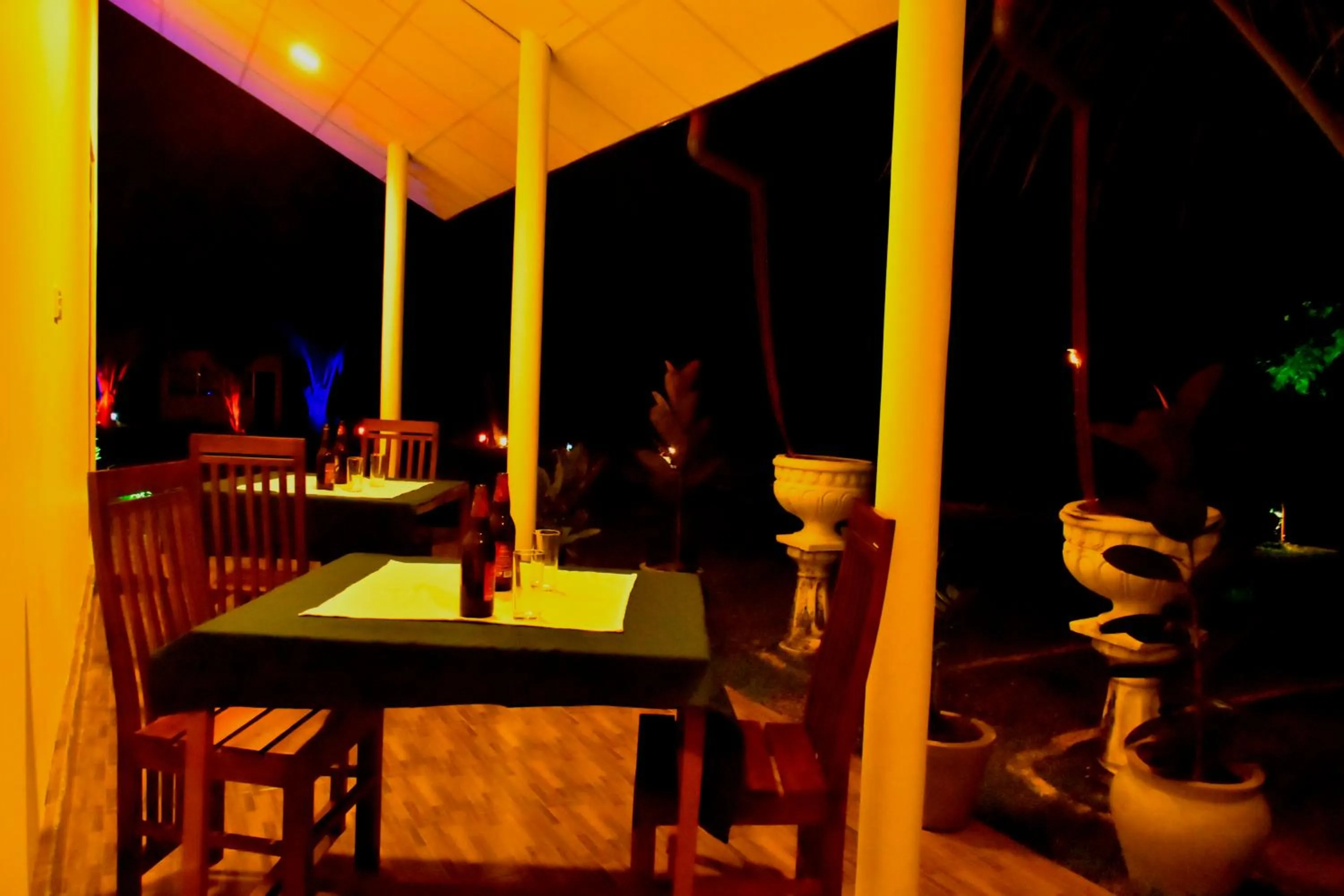 Restaurant/places to eat in Little Ele Safari Lodge