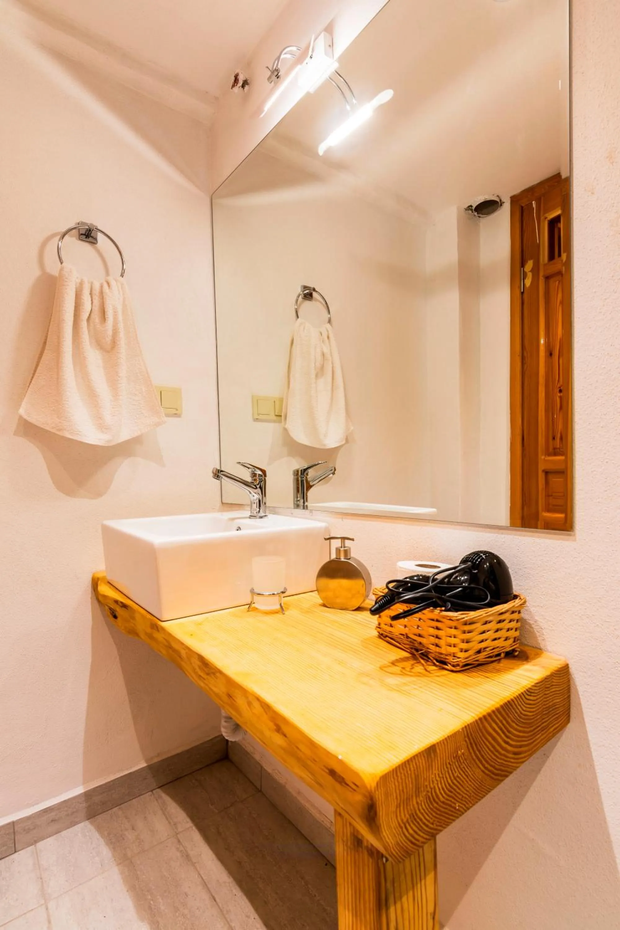 Shower in Calypso Cozy Suites