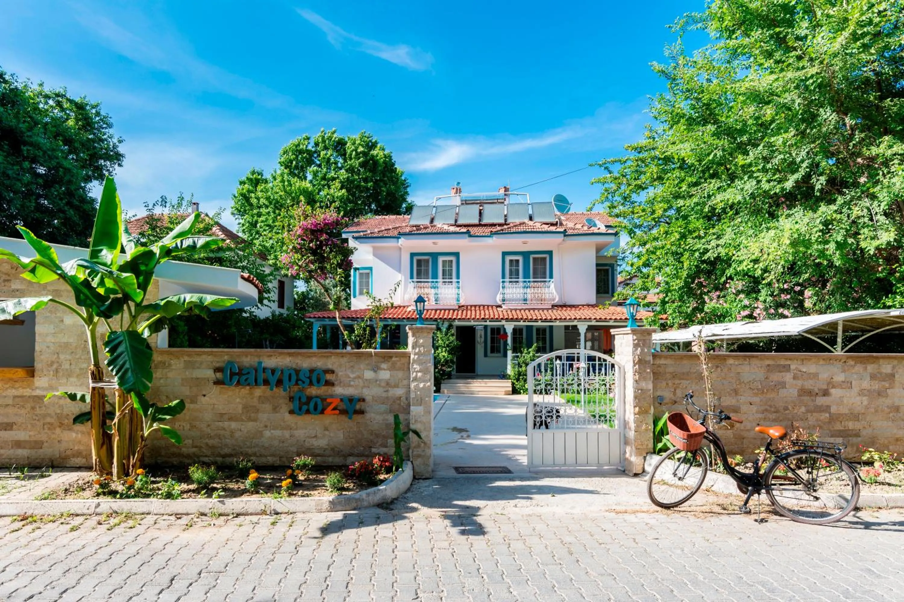 Facade/entrance in Calypso Cozy Suites