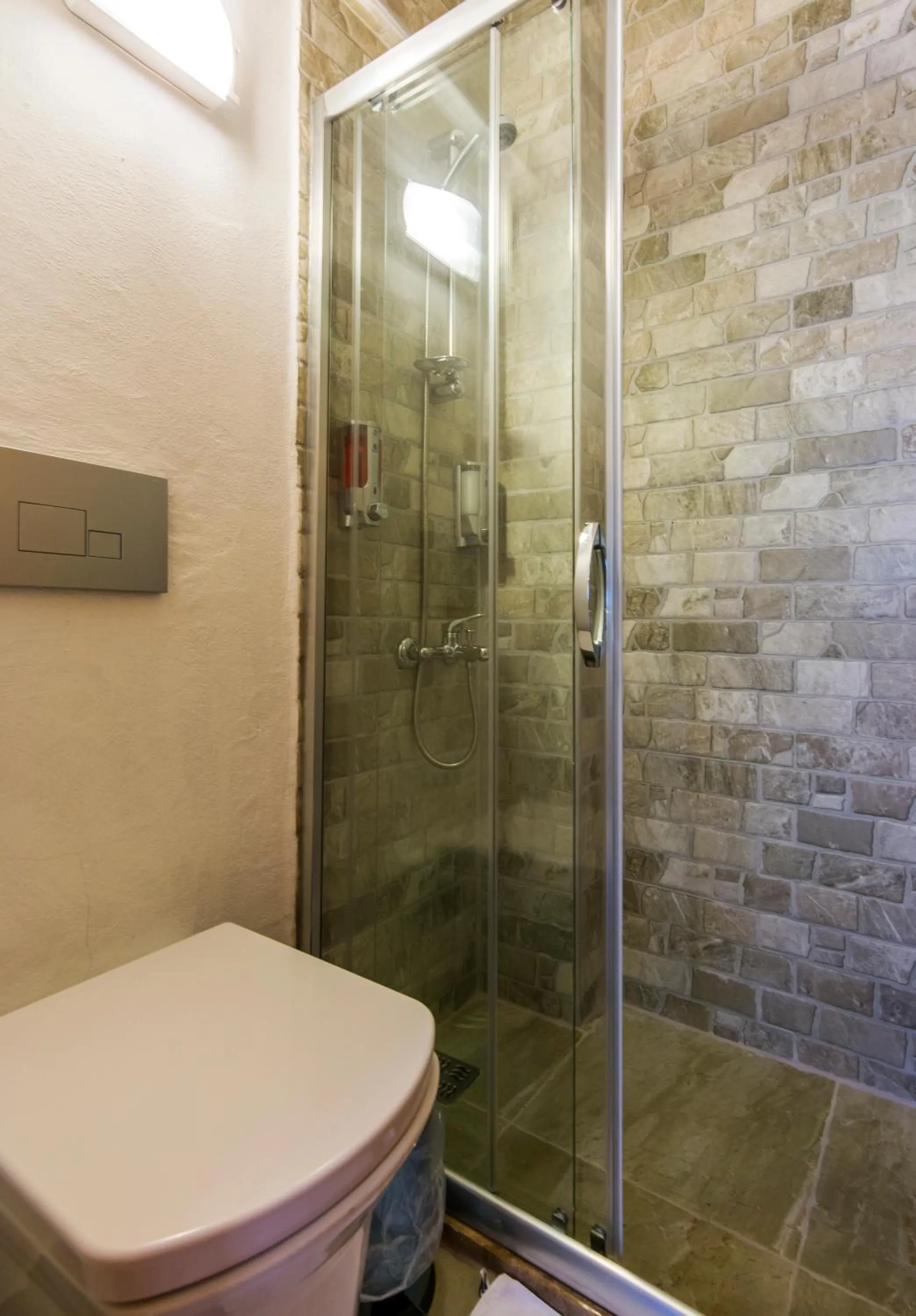 Shower in Calypso Cozy Suites