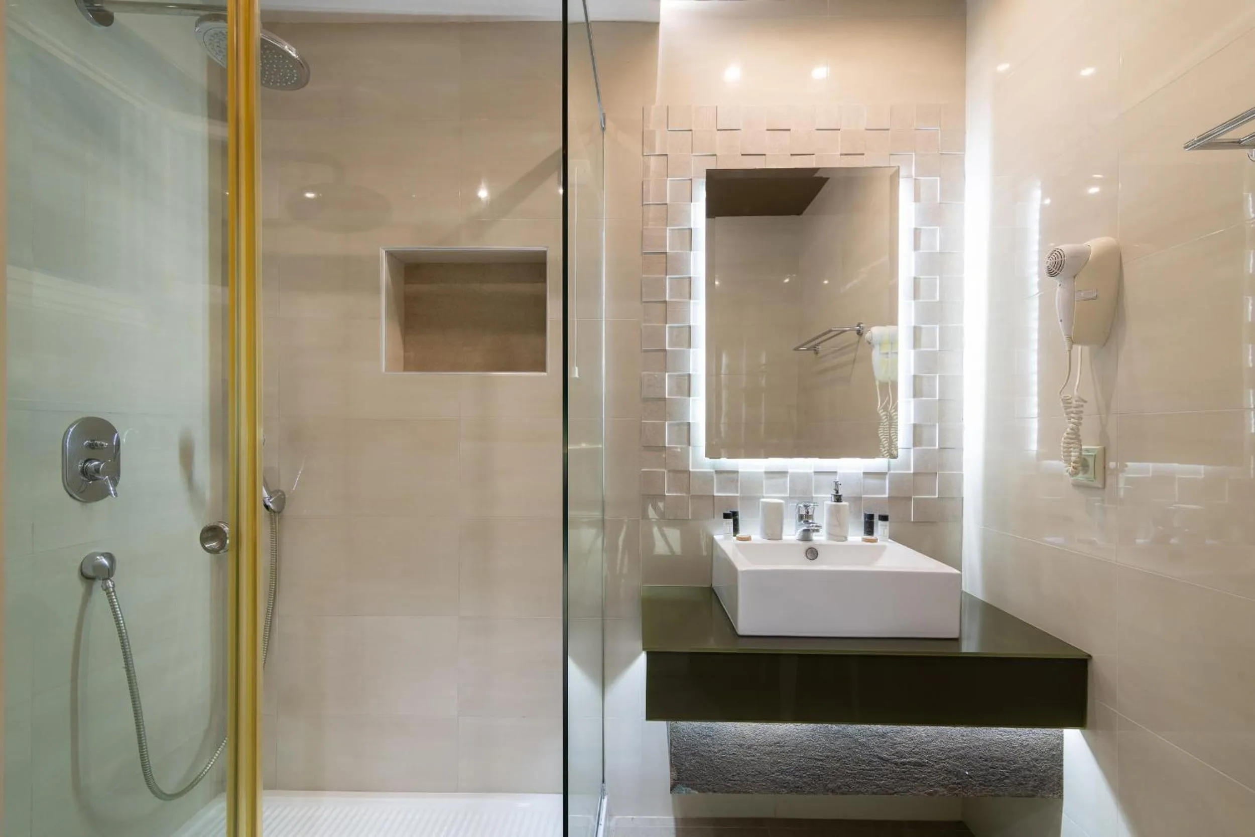 Shower in Plaza Pallas