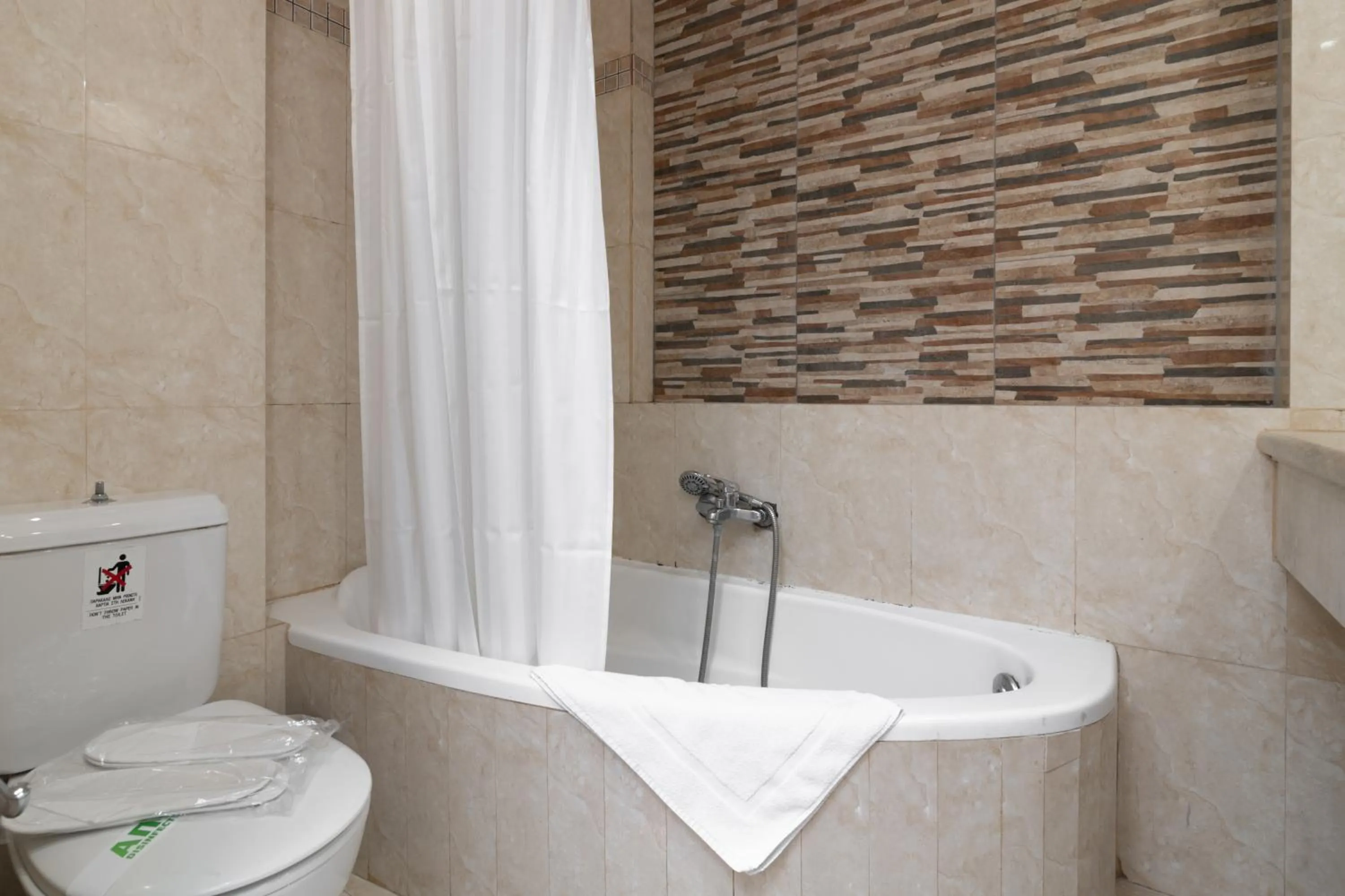 Bathroom in Plaza Pallas