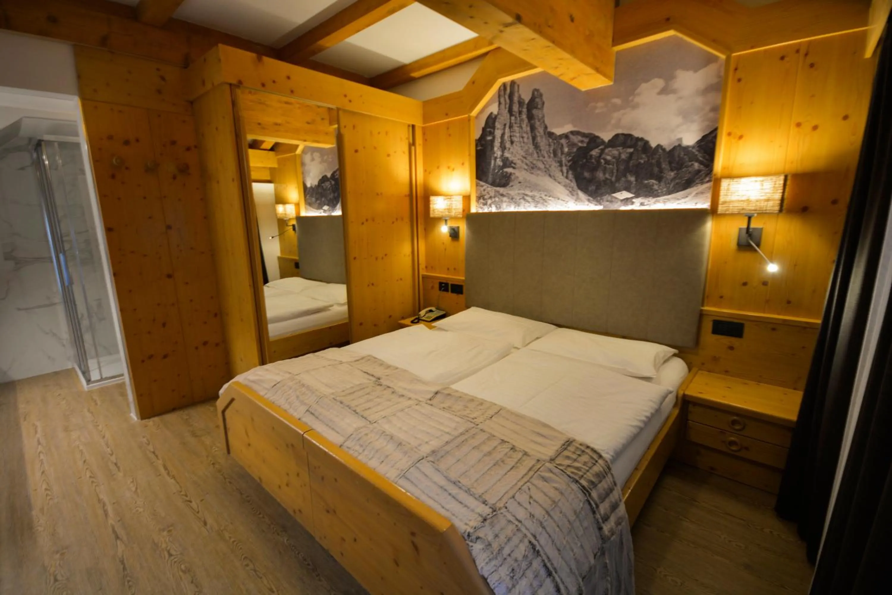 Shower, Bed in Hotel Cirelle Suite & Spa