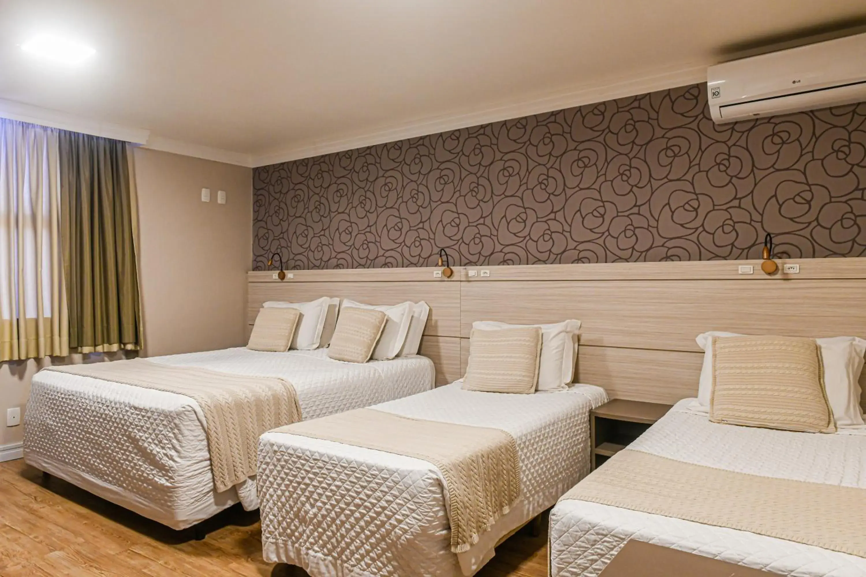 Luxury Quadruple Room in Hotel Pousada Kaster Luxury Quadruple Room in Hotel Pousada Kaster