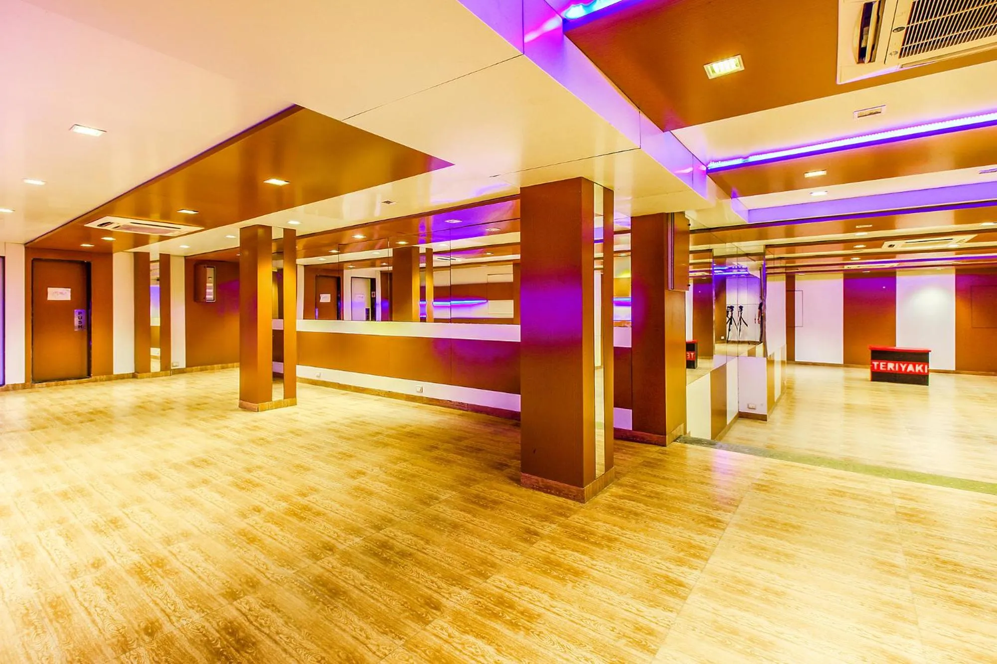 Lobby or reception in FabHotel Sahar Garden - Nr Mumbai International Airport