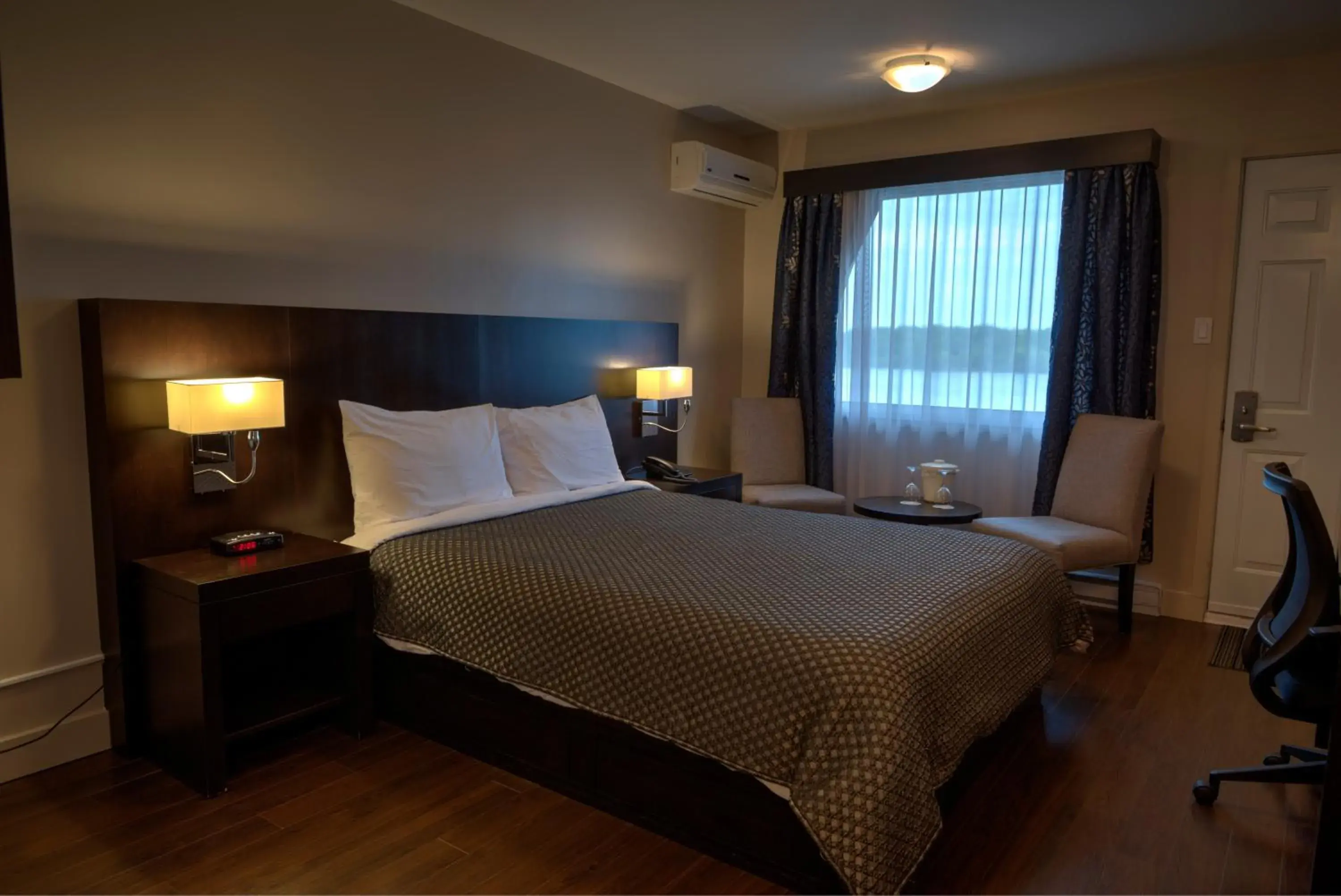 Queen Room with River View in Hotel De La Borealie Queen Room with River View in Hotel De La Borealie