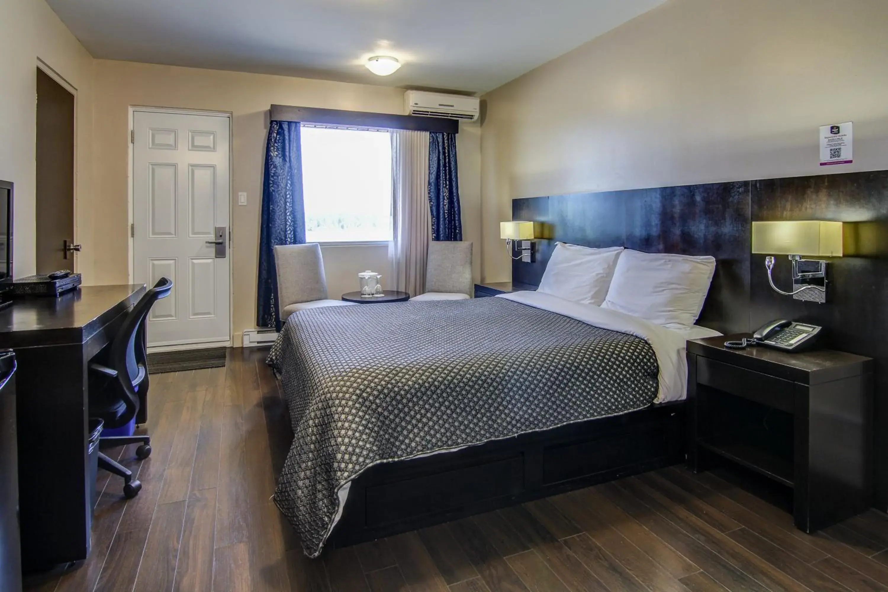 Queen Room in Hotel De La Borealie Queen Room in Hotel De La Borealie