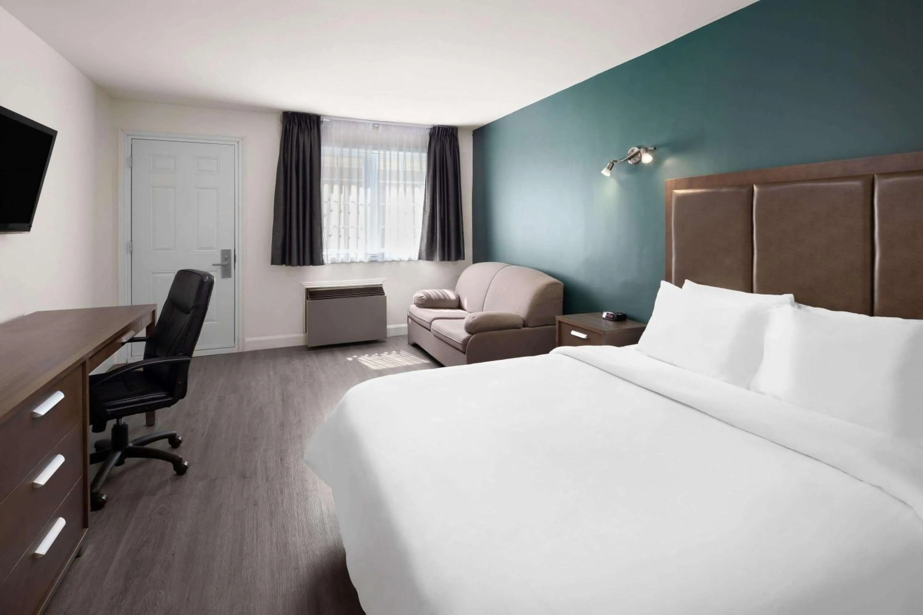 Photo of the whole room, Bed in Travelodge by Wyndham Roberval