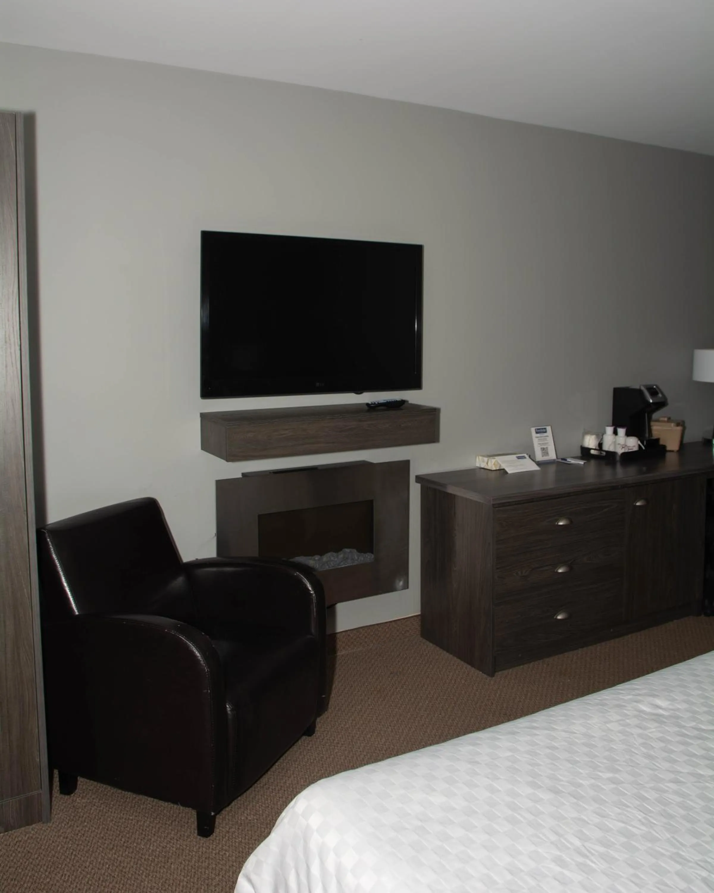 Bedroom, Bed in Travelodge by Wyndham Roberval