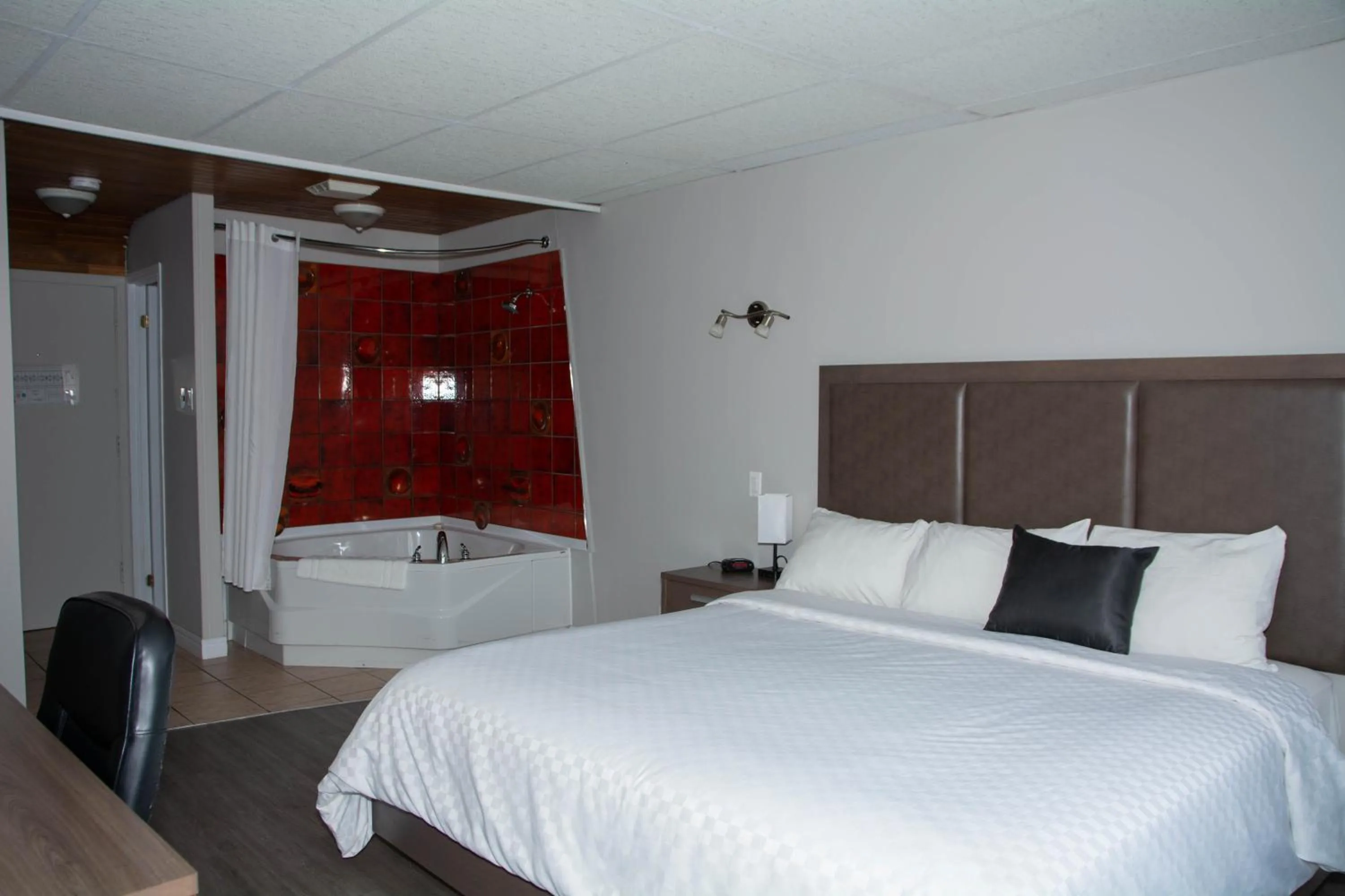 Bedroom, Bed in Travelodge by Wyndham Roberval