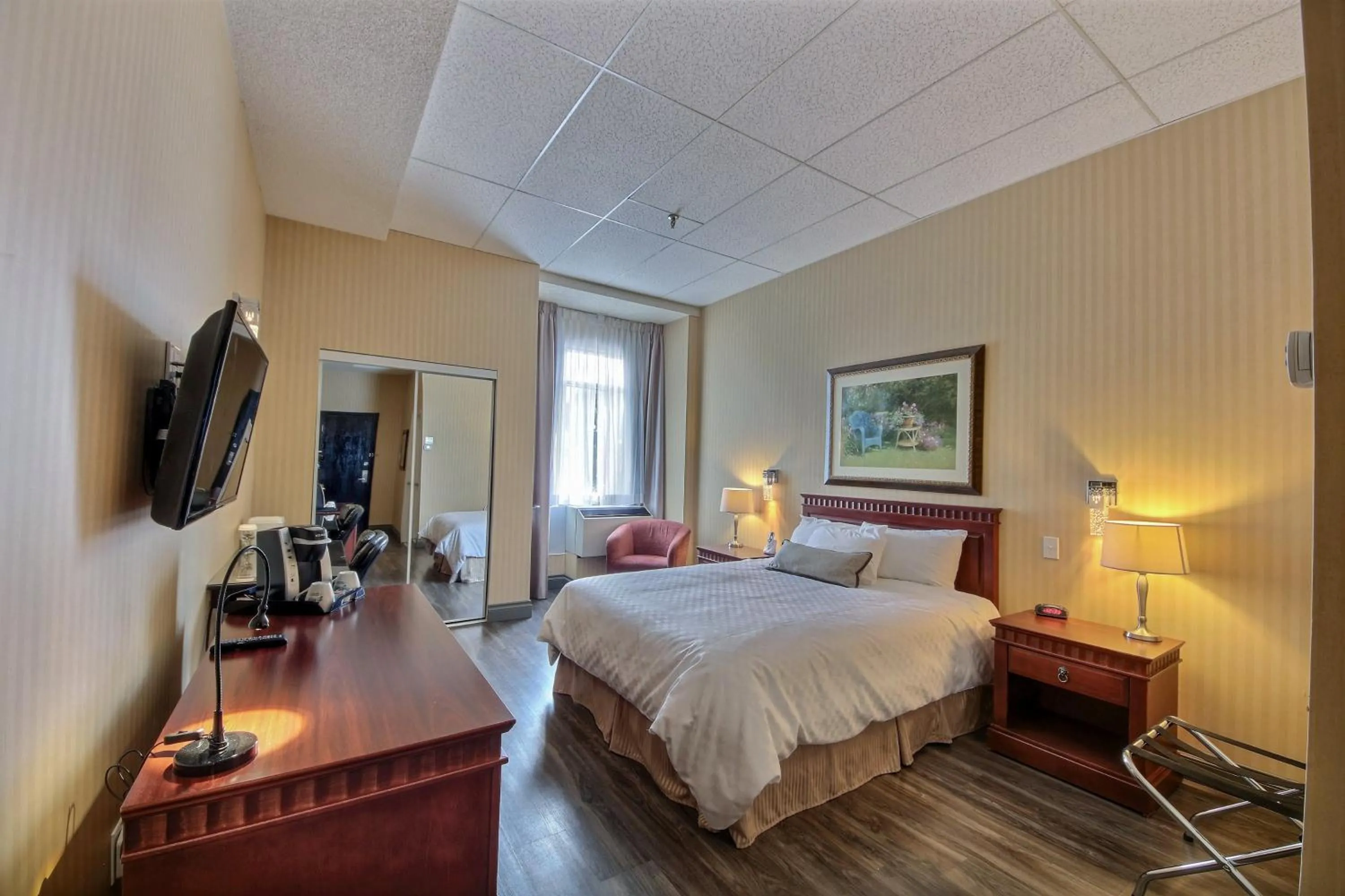 Photo of the whole room, Bed in Hôtel du Jardin