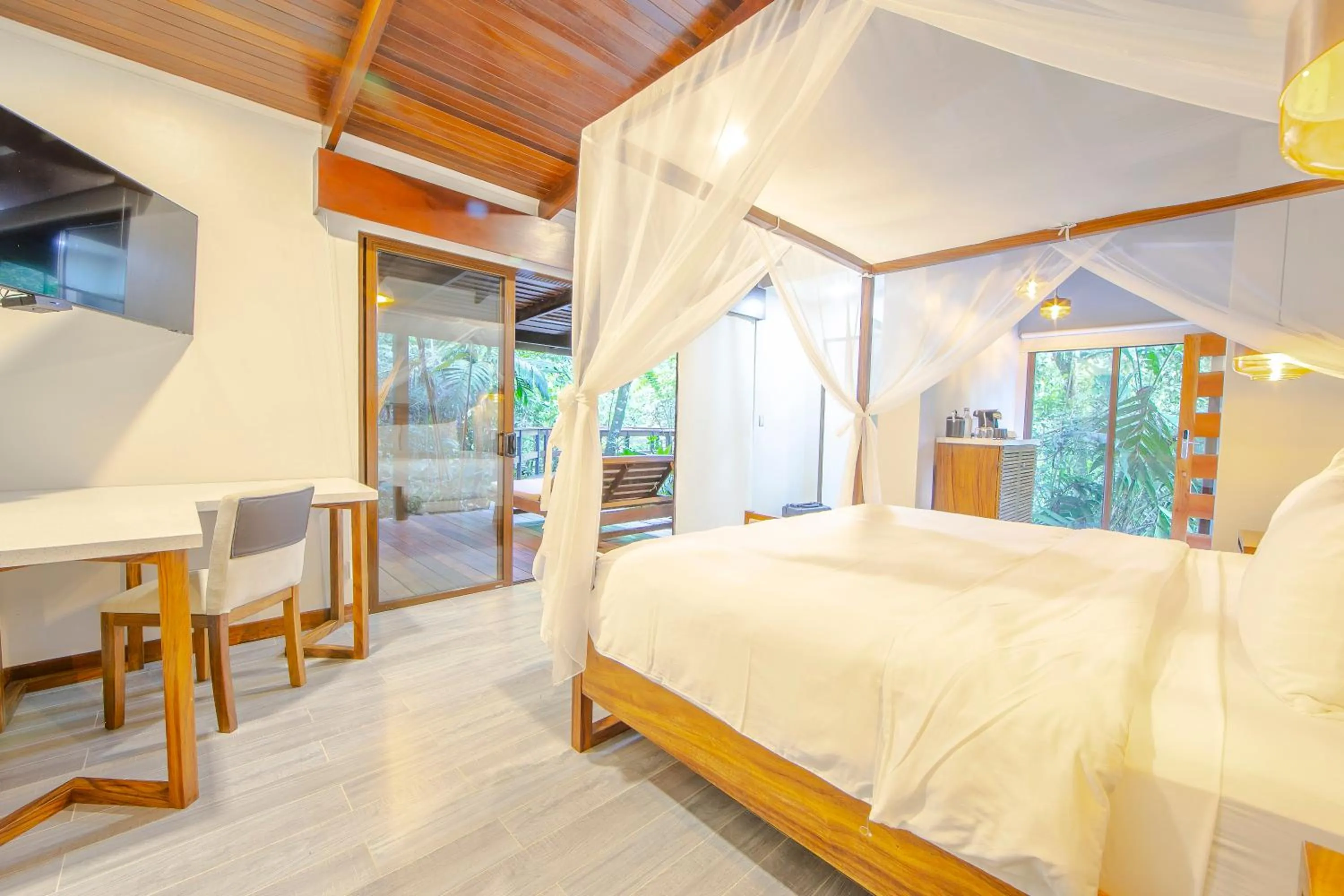 Bed in Chachagua Rainforest Hotel & Hot Springs