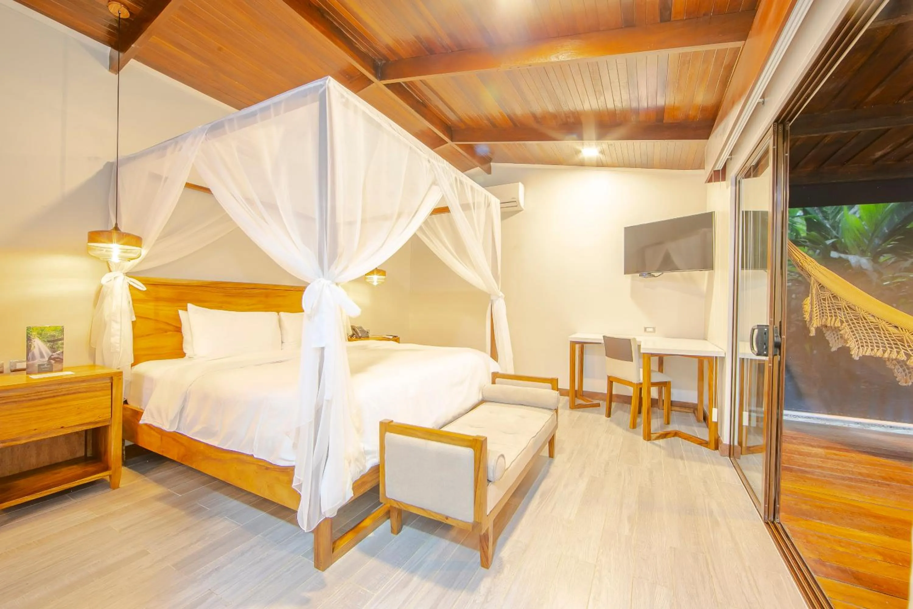 Bed in Chachagua Rainforest Hotel & Hot Springs