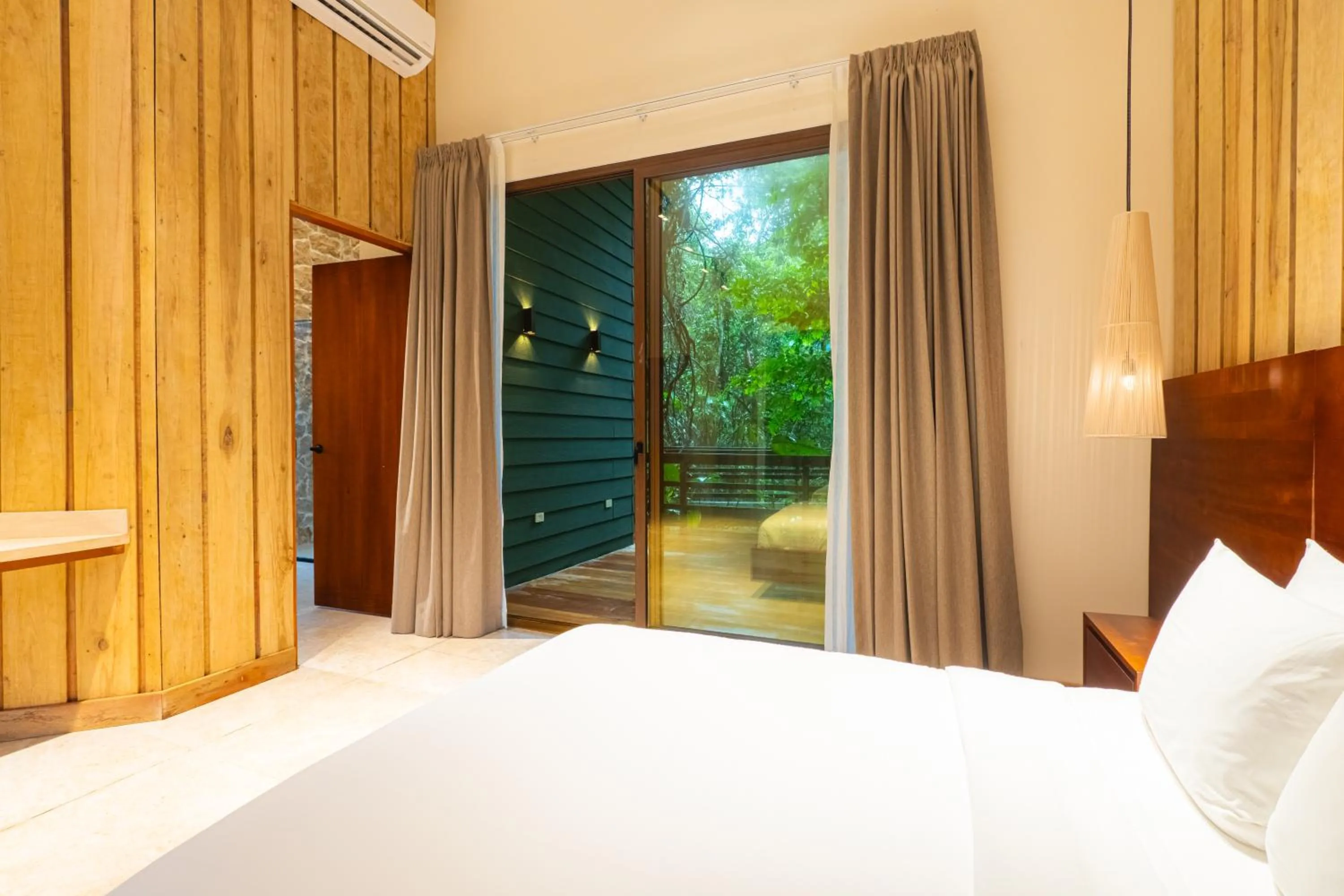 Bed in Chachagua Rainforest Hotel & Hot Springs