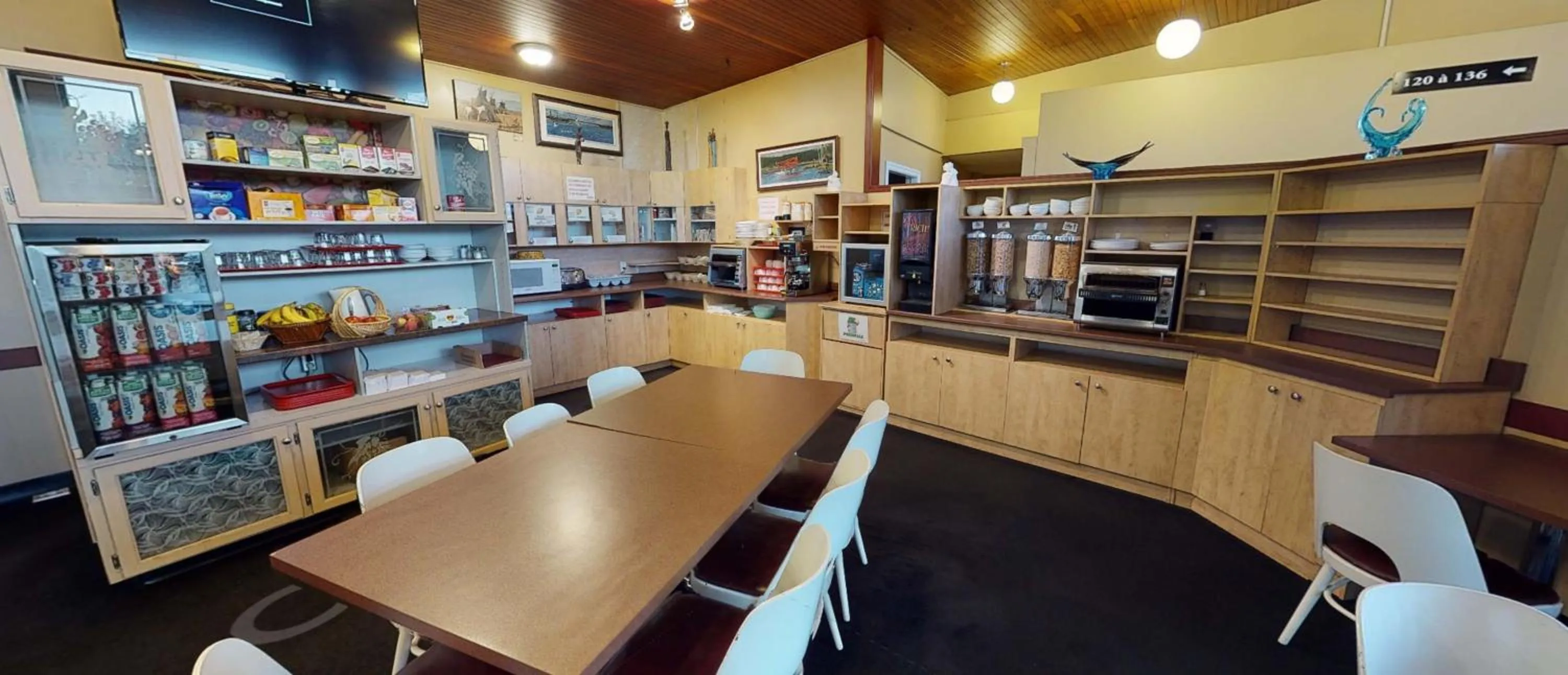 Communal kitchen in Motel Roberval