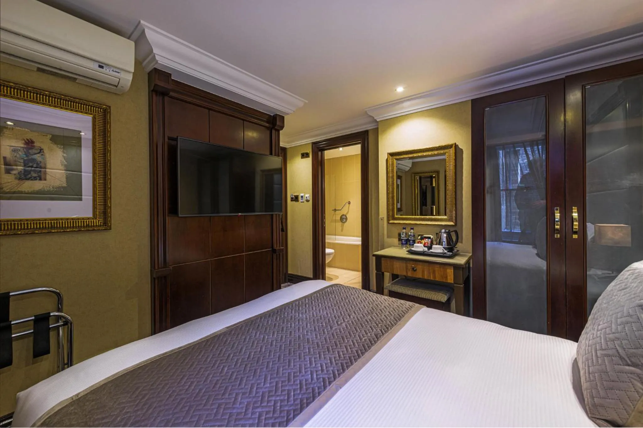 Bed in Hyde Park International