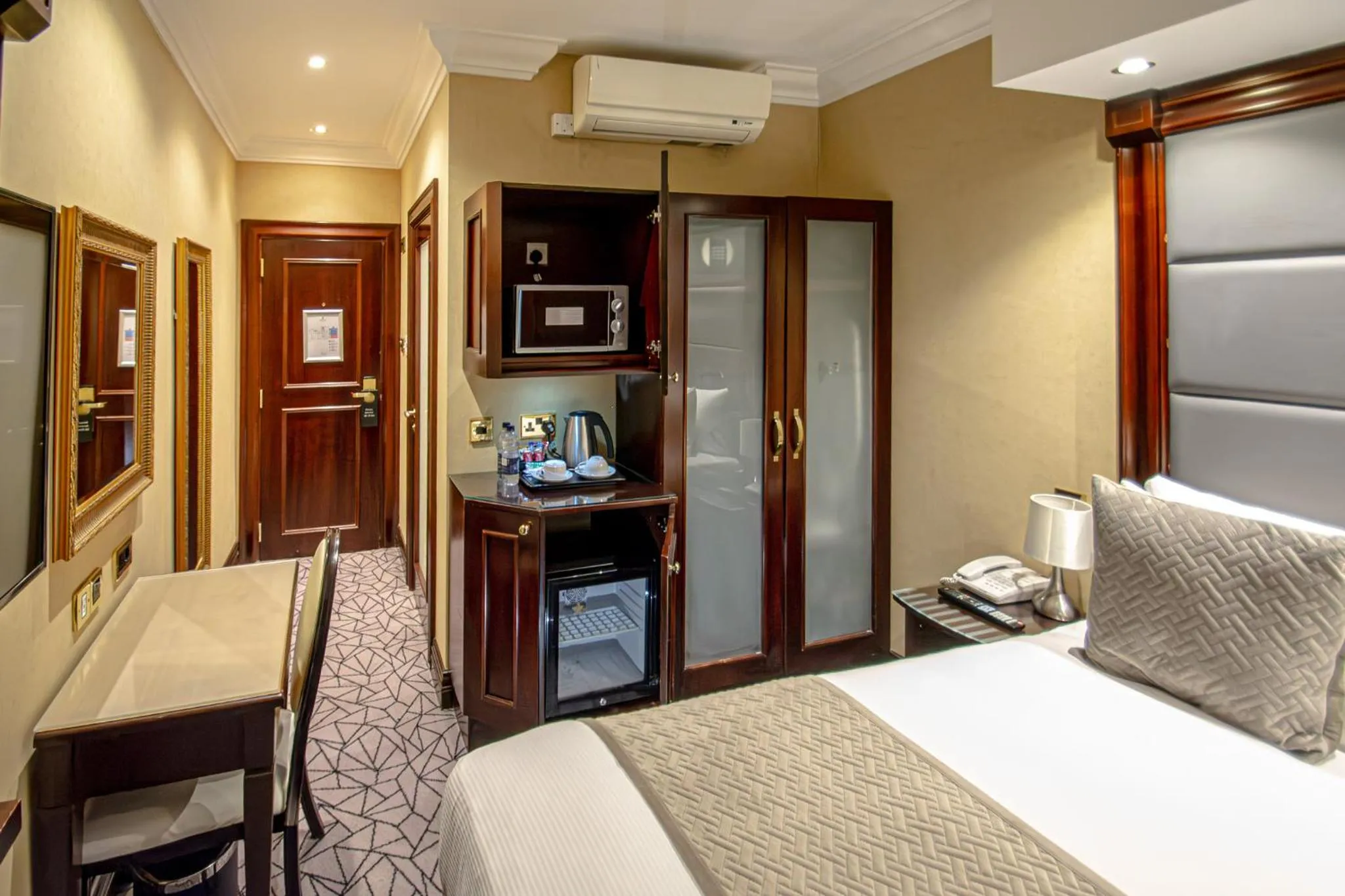 Bed in Hyde Park International