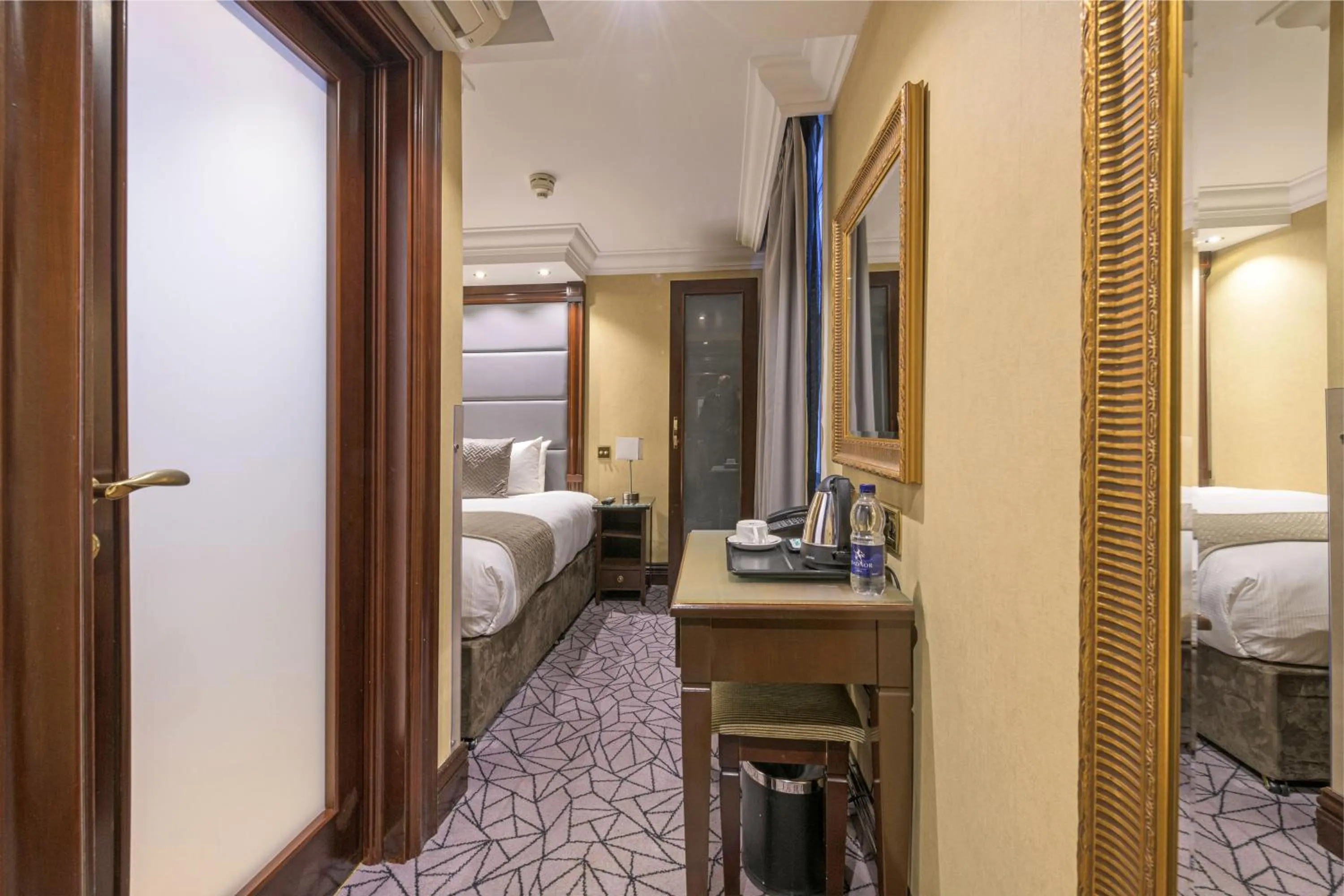 Bed in Hyde Park International