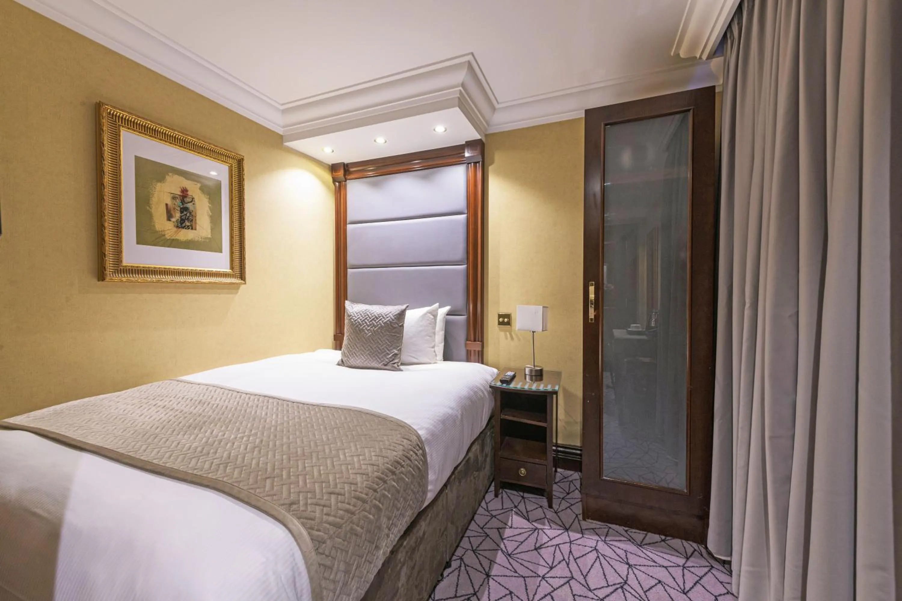 Photo of the whole room, Bed in Hyde Park International