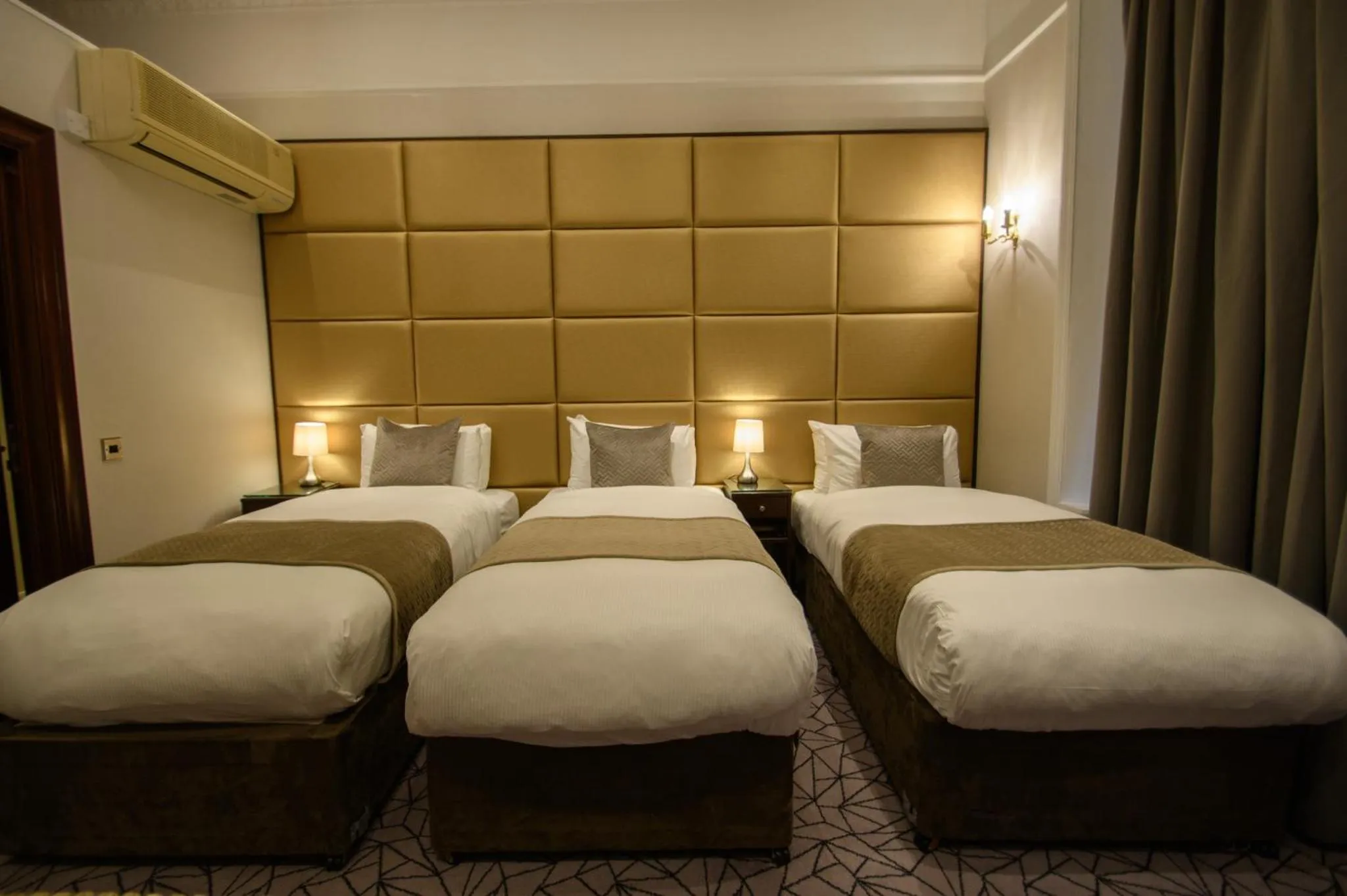 Photo of the whole room, Bed in Hyde Park International