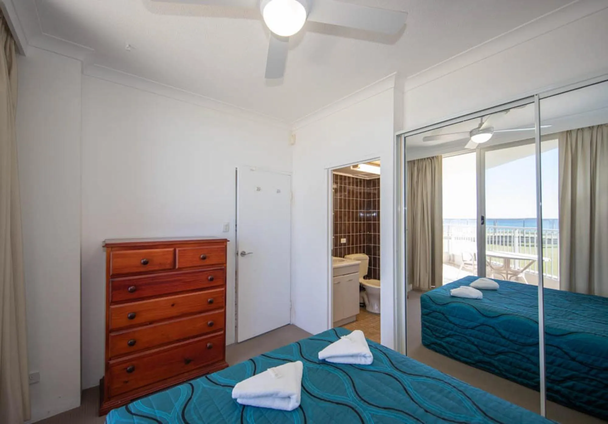 Bathroom, Bed in Beachside Tower Apartments