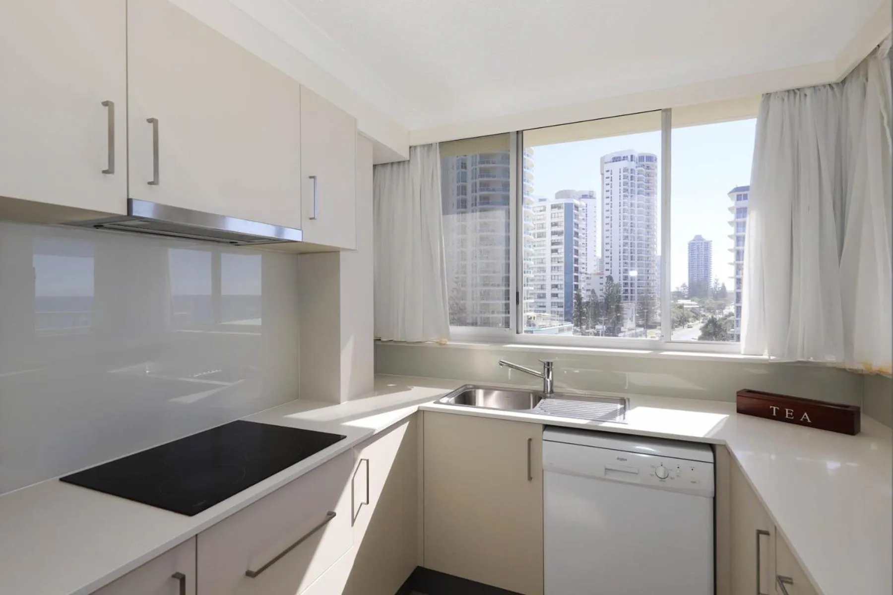 Kitchen or kitchenette in Beachside Tower Apartments