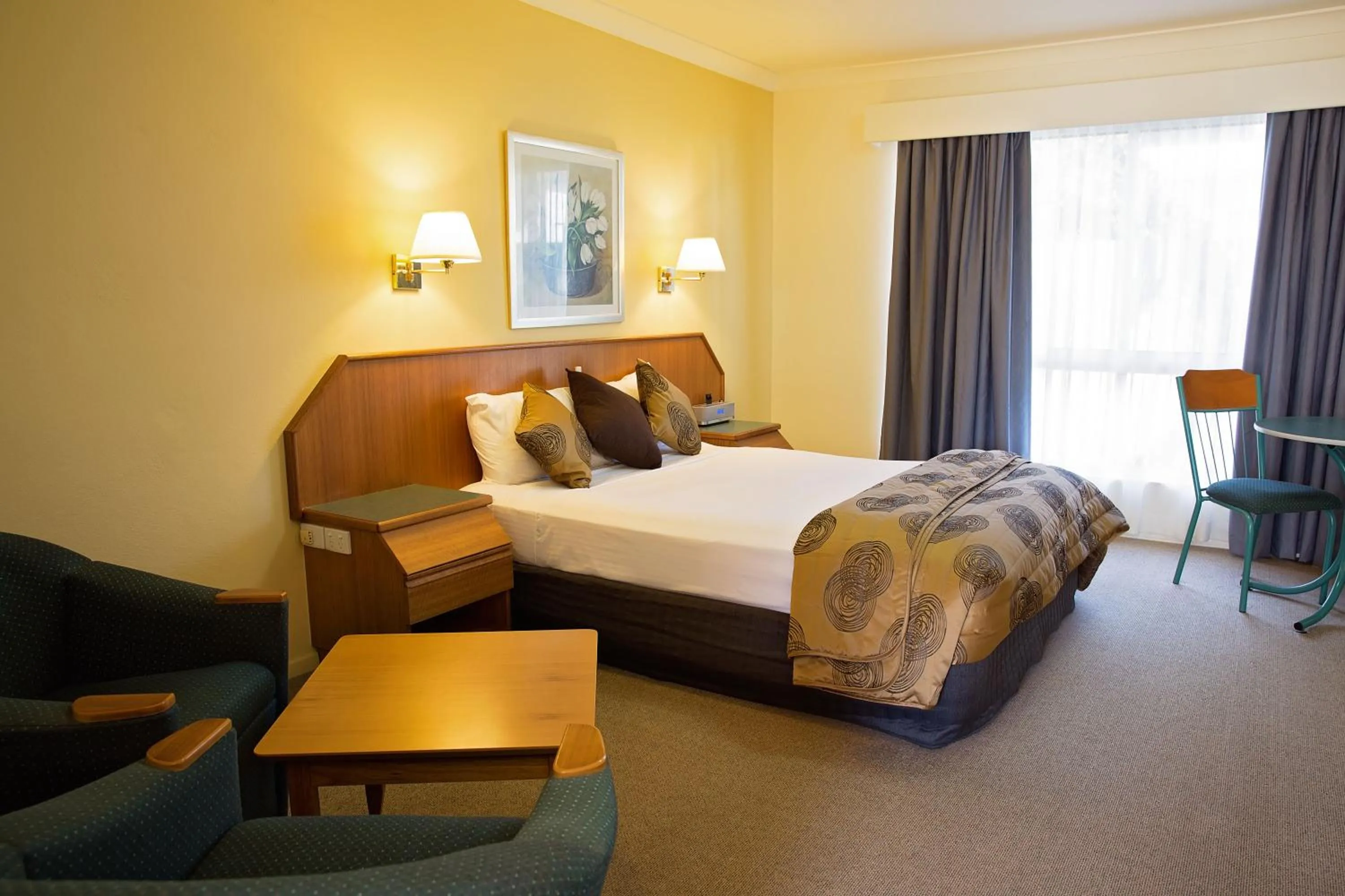 Bedroom, Bed in White Lace Motor Inn