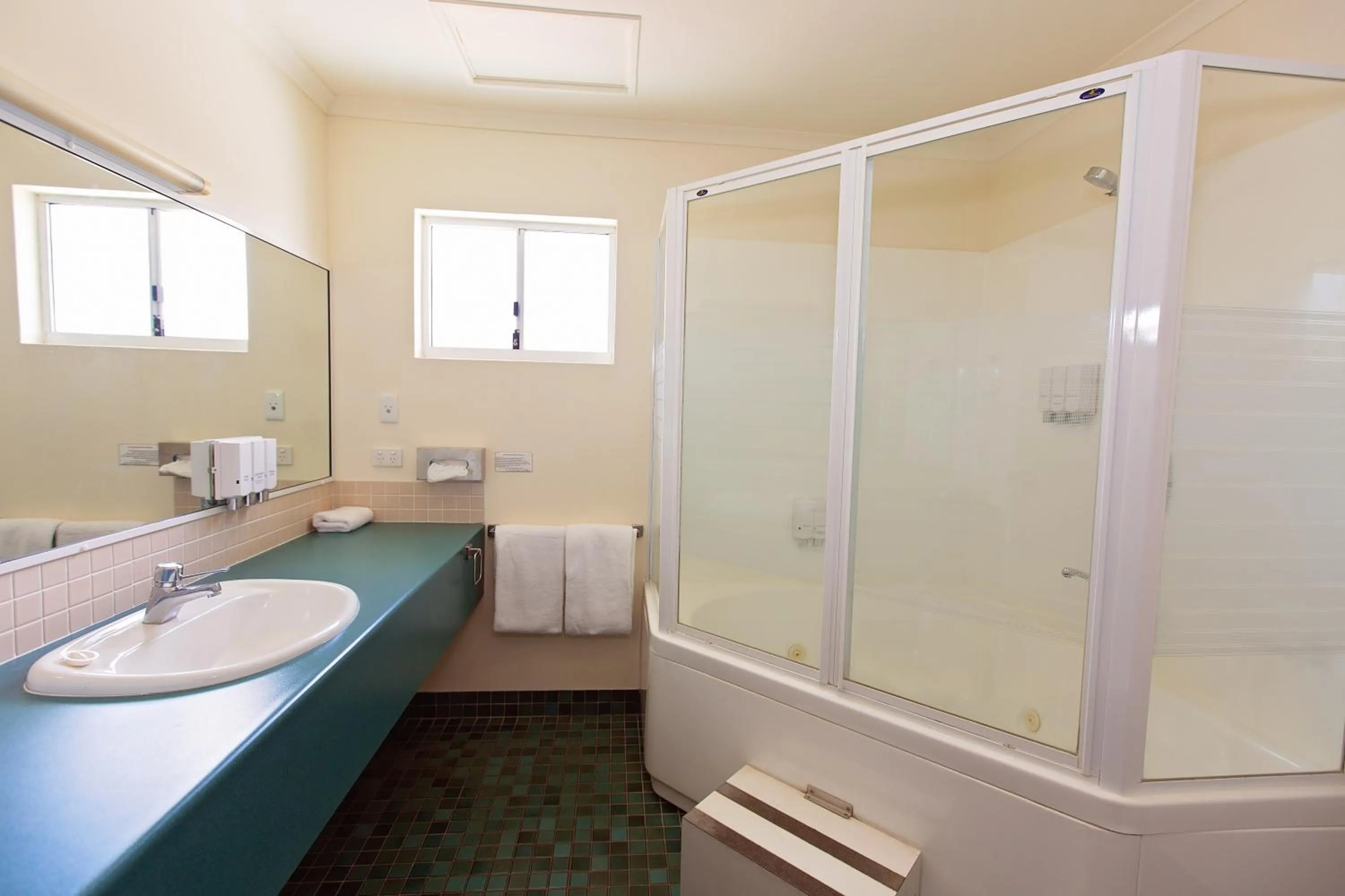 Bathroom in White Lace Motor Inn