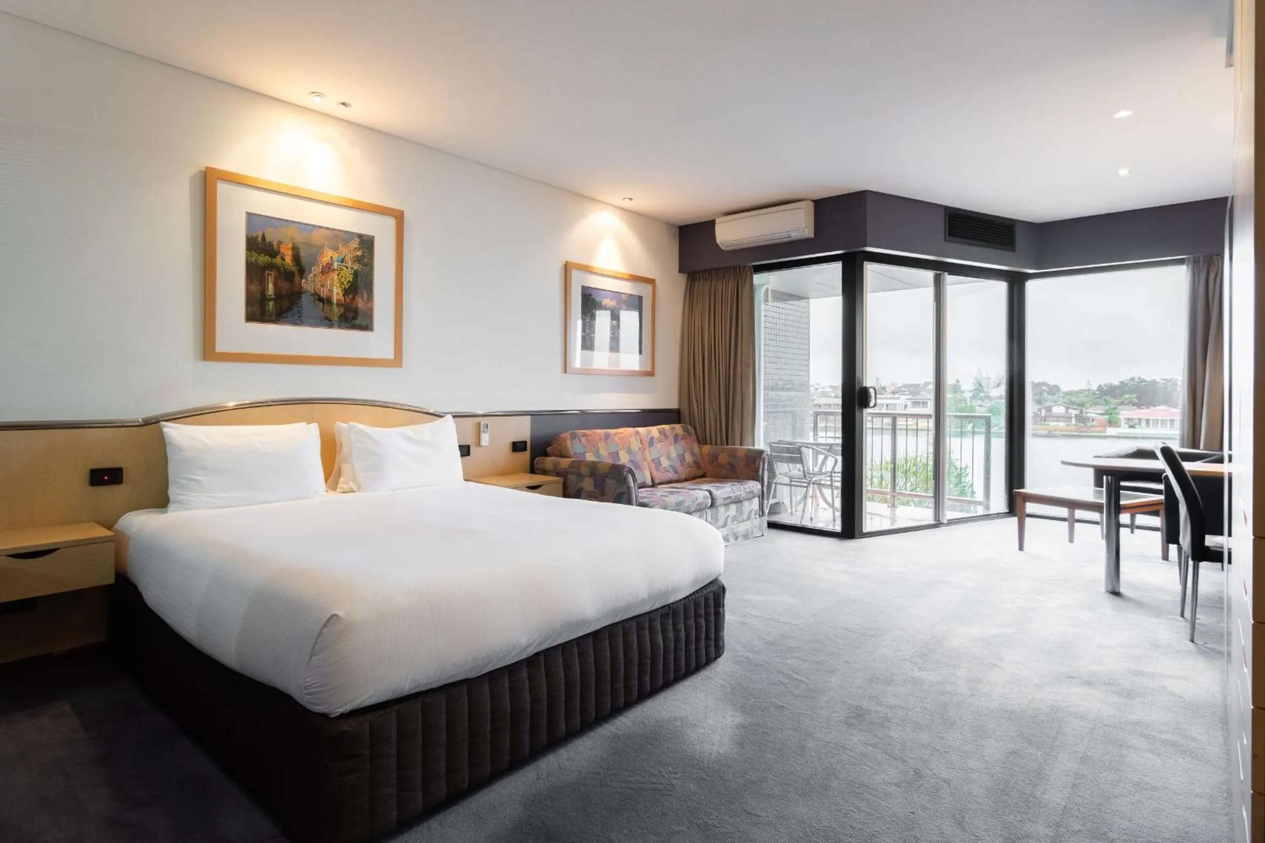 Photo of the whole room, Bed in Lakes Hotel