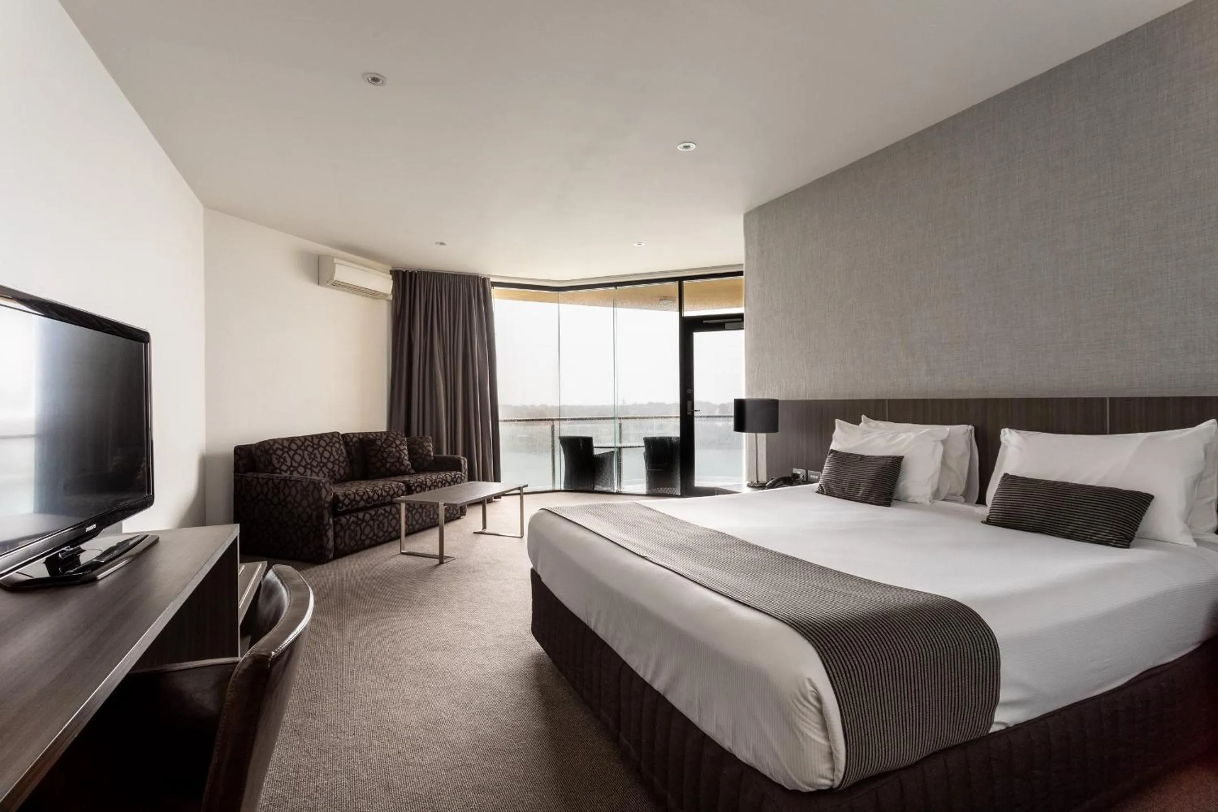 TV and multimedia, Bed in Lakes Hotel