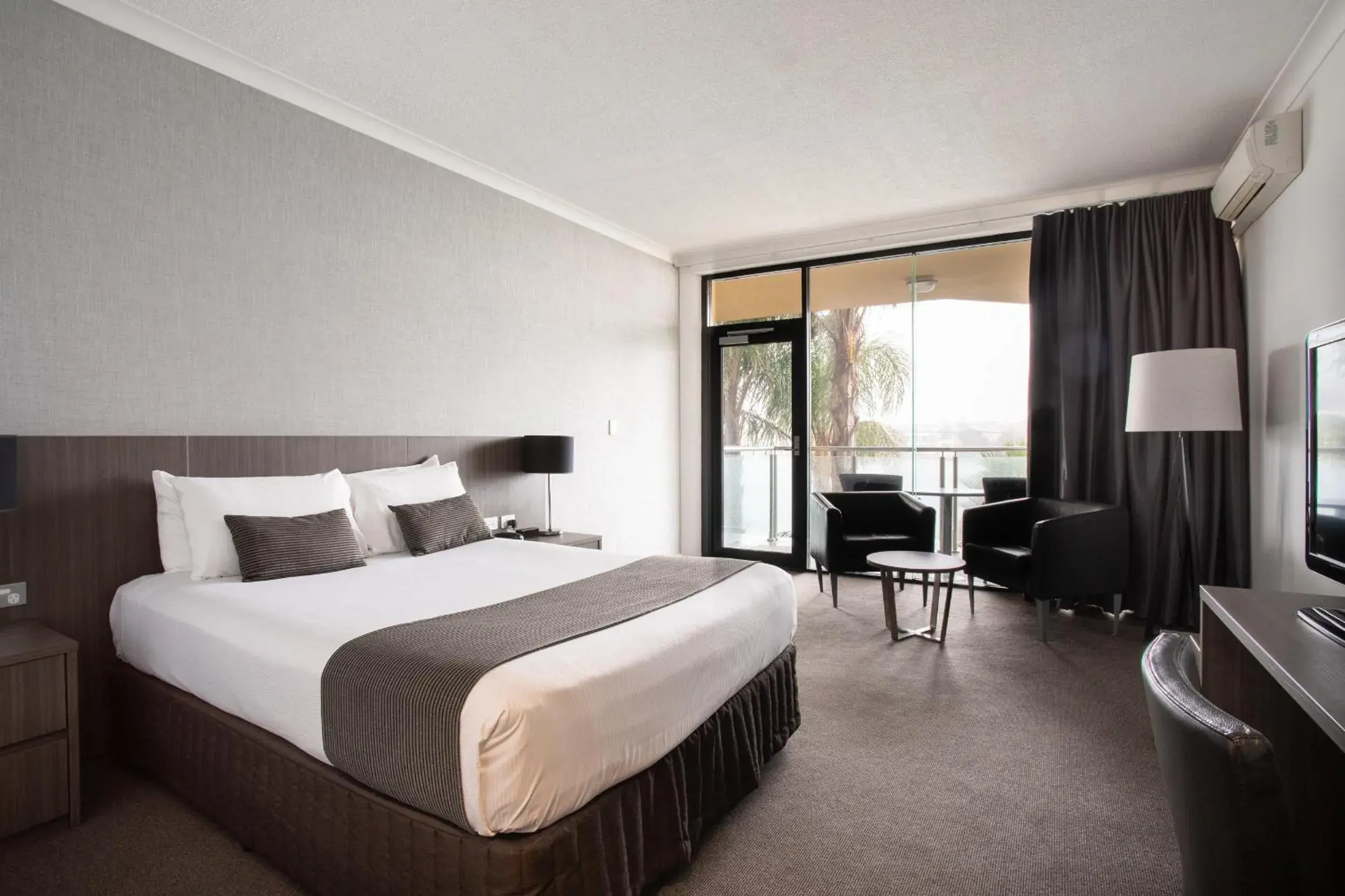 Superior Suite in Lakes Hotel Superior Suite in Lakes Hotel