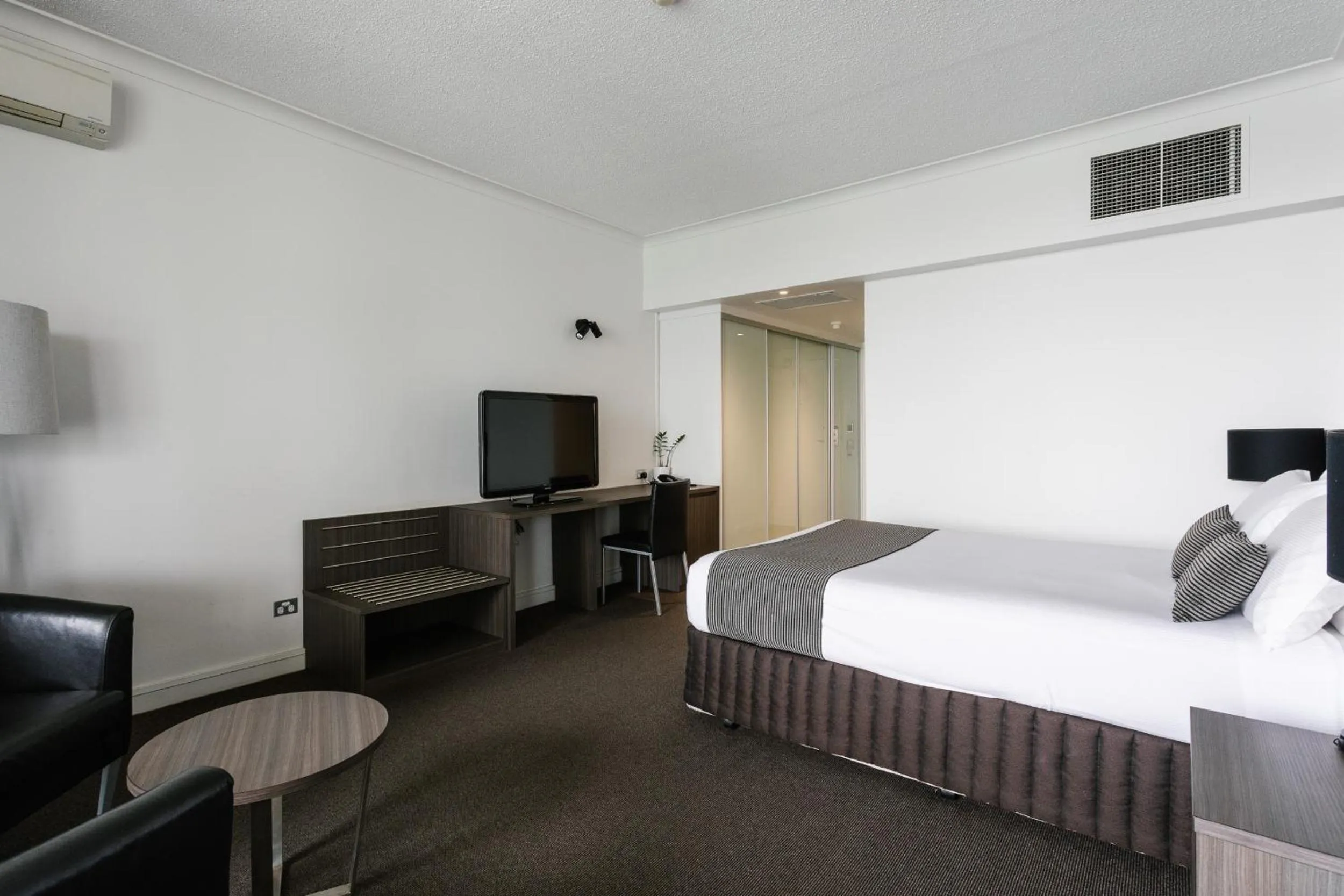 TV and multimedia, Bed in Lakes Hotel