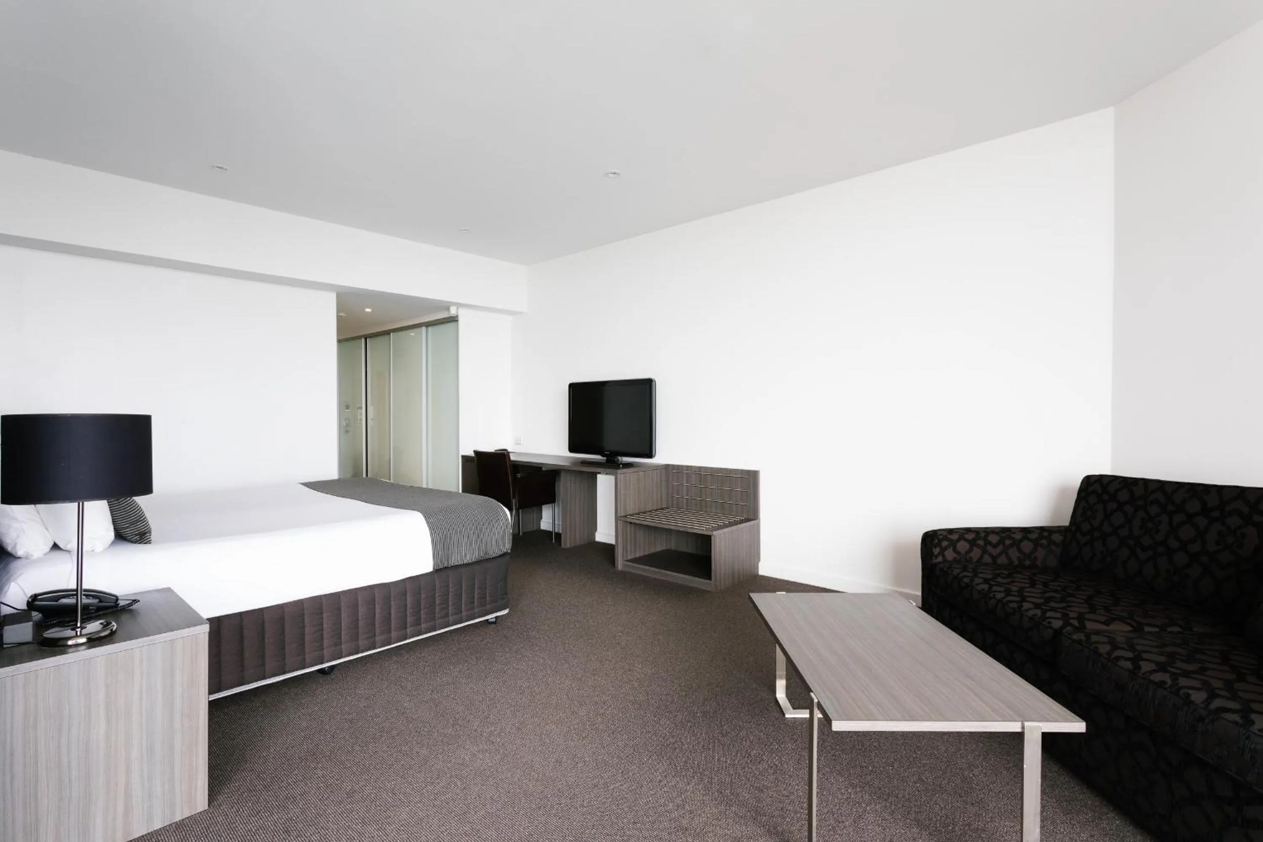 Living room, Bed in Lakes Hotel